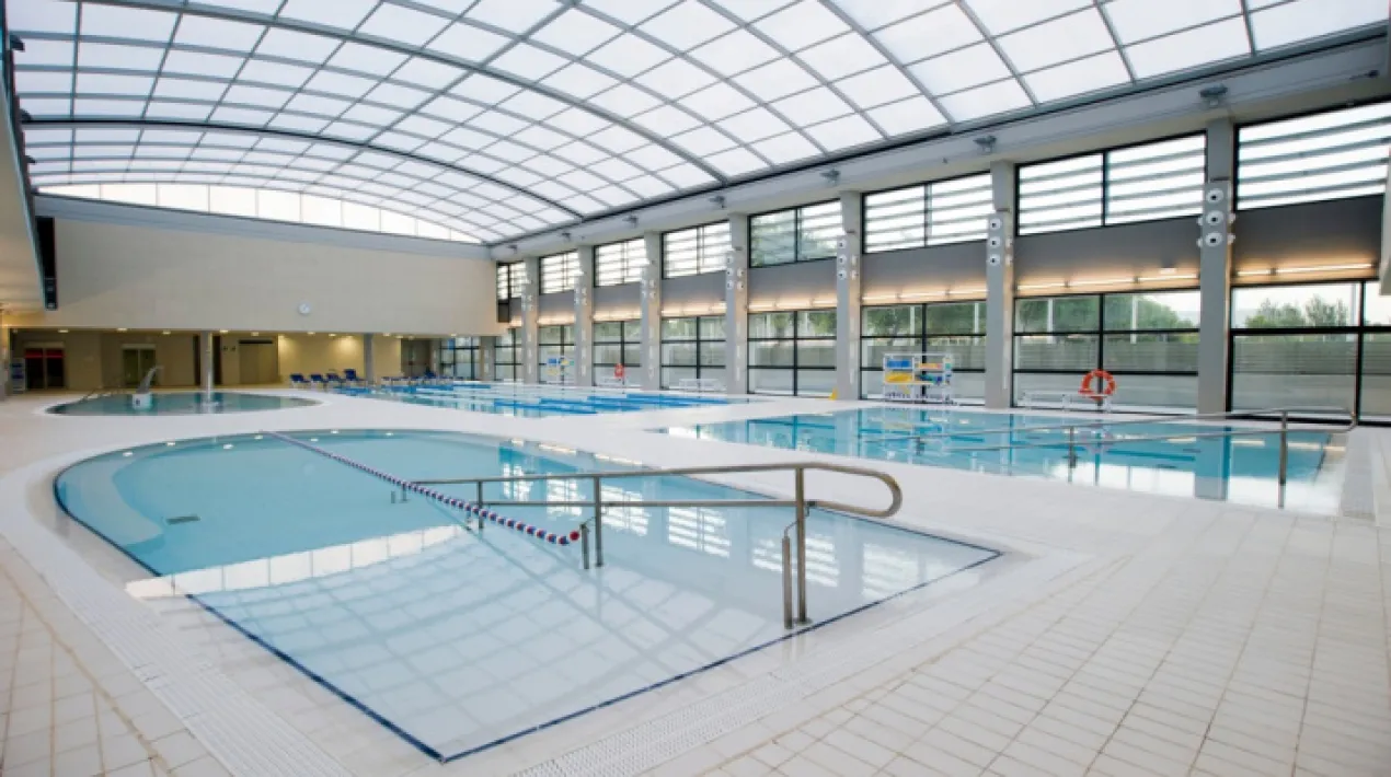 Activitat aqu&agrave;tica dirigida per 2 monitors, es realitzen diferents estils i coreografies al ritme de la m&uacute;sica.&nbsp; Inscripci&oacute;: Trucant a la recepci&oacute; de CEM Estruch (93 &nbsp;370 93 55) o CEM Sagnier (93 478 06 39) Places limitades Veure m&eacute;s