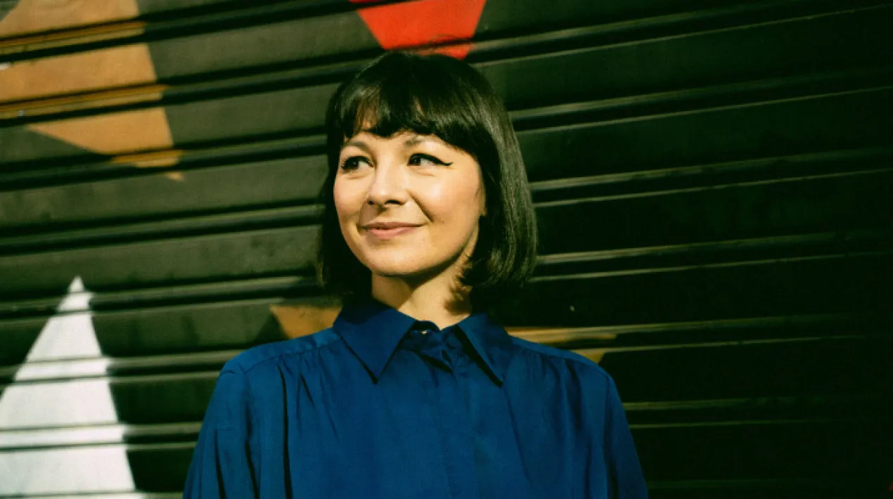 Després de cinc discos publicats i en ple enregistrament del que serà el seu sisè disc, Alondra Bentley oferirà un concert acústic acompanyada de la seva guitarra i l'Omnichord repassant la seva discografia i avançant temes del seu nou àlbum que veurà la llum a la fi d'aquest mateix any, un disc amb cançons en castellà del qual ja pots escoltar el seu avançament 'Si tuviera'.Veure més