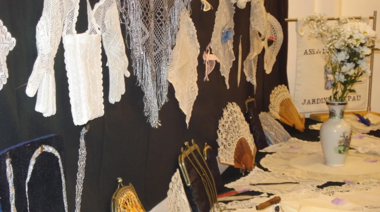 Amb motiu dels actes de la Setmana de la Dona organitzats per l'AVV de Jardins de la Pau, es podr&agrave; visitar l'exposici&oacute;&nbsp;de la mostra de treballs manuals dels tallers de la vocalia de la dona de la pr&ograve;pia associaci&oacute;. Un recull de treballs realitzats amb materials diversos i puntes de coix&iacute; que estaran exposats durant tota la setmana a la sala d'exposicions del centre c&iacute;vic. &nbsp;Veure m&eacute;s