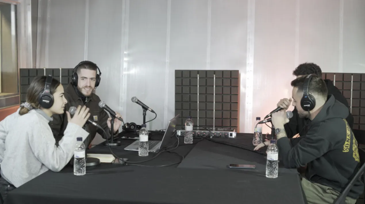 L'últim episodi de la temporada de Ràdio Hangar, serà en directe a La Sala de La Capsa, amb públic i més local que mai. A més a més, després veurem una mostra d'artistes urbans locals. Entrada gratuïta!  Ràdio Hangar es nodreix del talent local, de totes aquelles persones del Prat que hi vulguin participar. És una ràdio jove i comunitària, conduïda per la comunitat i feta per a gent de la comunitat. Podeu veure els primers episodirs en el canal de YouTube de La Capsa. Veure més