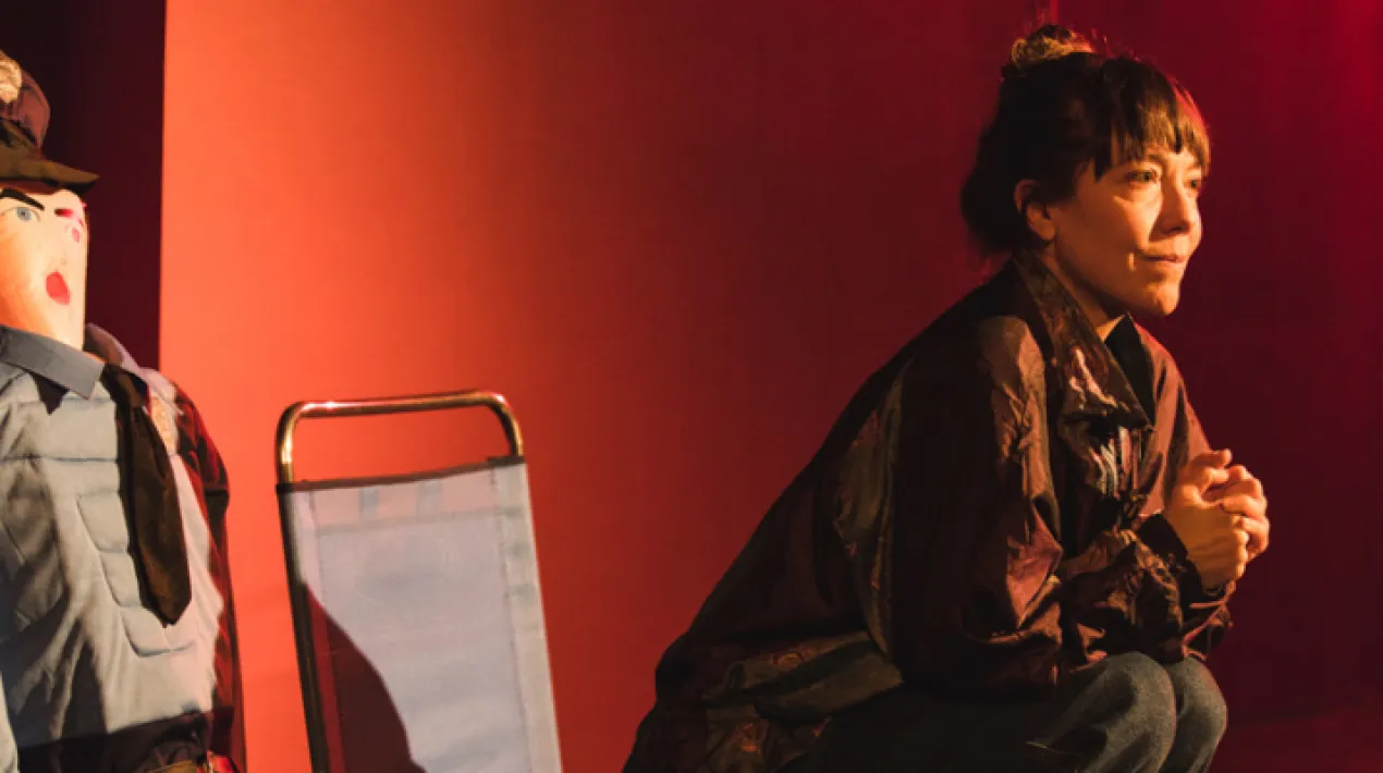 El nino Ella no pot nedar. Per a ella, ell és real i els seus ulls que interpel&middot;len l&rsquo;espectador són els únics ulls que pot estimar. Aquest amor és difícilment degradable, com el plàstic. Com una il&middot;lusió. El nino parla de l&rsquo;anorèxia, entesa aquí en el sentit de símptoma i defensa arran d&rsquo;un abús sexual patit durant la infància. Ho&nbsp;anirem descobrint poc a poc, en una conversa davant del mar, que ens obre un univers tendre inflable de sex-shop. &nbsp; Fitxa Art&iacute;stica: Traducció de l&rsquo;italià Joan Casas Direcció Loredana Volpe Títol original IL BAMBOLO &mdash;dov&rsquo;è più facile guardare Amb Enka Alonso Projecte en residència a l&rsquo;Obrador de Dramatúrgia Sala Beckett i al Cercle Artístic de Ciutadella Ajudant de direcció Xavier Pàmies / escenografia i vestuari Cia. La Salamandra espai sonor Joan Pàmies / fotografia Lluc Miralles / il&middot;luminació Daniel Gener / disseny gràfic Loredana Volpe Producció: Cia. La SalamandraVeure m&eacute;s