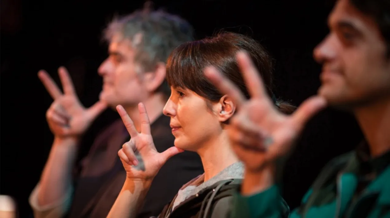 El silenci d'Hamelin Farr&eacute;s Brothers Organitza La Xarxa Qu&egrave; passaria si al conte del fam&oacute;s flautista hi hagu&eacute;s una nena sorda? La Clara i el Bruno s&oacute;n germans. S&oacute;n dos dels nens que van viure all&ograve; que va passar a la ciutat d&rsquo;Hamel&iacute;n. Ara ja s&oacute;n grans, i un personatge estrany els ha demanat d&rsquo;explicar-ho de nou. De vegades cal tornar al passat per posar les coses a lloc. Objectes, paraules, llengua de signes, un DJ particular, silenci... i els avantatges de tenir desavantatges. Un espectacle al voltant de les altres capacitats i les coses que no es diuen... que acaben surant a la superf&iacute;cie. Edat recomanada: a partir de 8 anys Veure m&eacute;s