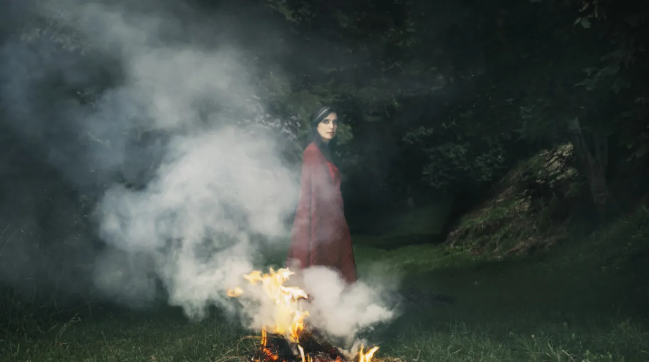 La donostiarra Elena Seti&eacute;n va tornar a la seva ciutat natal l&rsquo;estiu de 2015. Fins aleshores, tenia ja recorreguda una important traject&ograve;ria musical a Dinamarca, on formava part del col&middot;lectiu discogr&agrave;fic ILK. La seva labor all&agrave; li va portar quatre nominacions als Grammes danesos del jazz i un guard&oacute; del ministeri de les arts daneses. El novembre del 2016 va editar el seu sis&egrave; treball, el segon en solitari. El disc, Dreaming of Earthly Things, va ser publicat per la discogr&agrave;fica Enja/Yellowbird i va rebre el Premi Basc de la M&uacute;sica (Musika Bulegoa Sariak). Another King of Revolution, es va llan&ccedil;ar el febrer de 2019 amb el prestigi&oacute;s segell estadounidens Thrill Jokey. La revista brit&agrave;nica UNCUT va incloure el primer single Another Kind of Revolution a la seva playlist de l&rsquo;edici&oacute; de gener descrivint que 