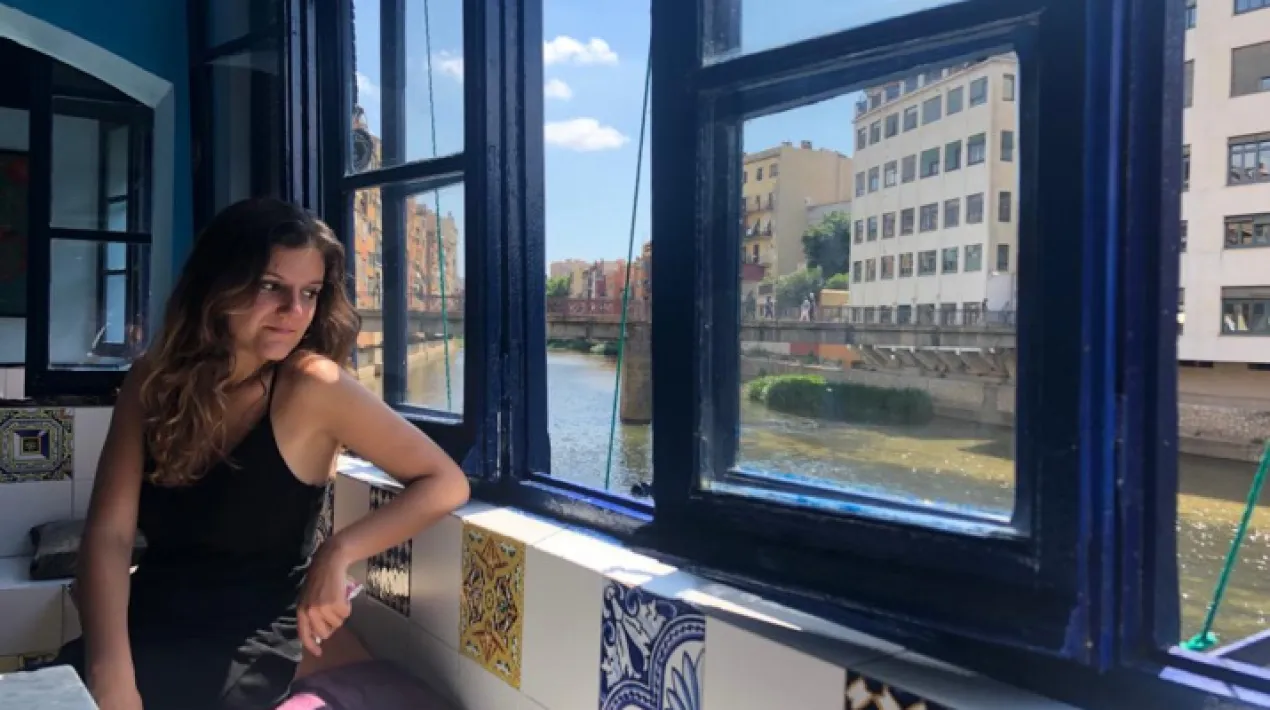 Cicle de m&uacute;siques locals a La Capsa La jove pratenca Elena Grueso i el Rafa Lagunas faran&nbsp;un duo amb temes originals i versions de temes de grans m&uacute;sics com Joan Manuel Serrat, Buika o Carlos Cano. Concert gratu&iuml;t al Bar de la CapsaVeure m&eacute;s