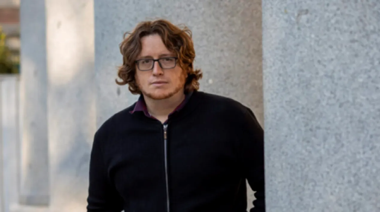 Diàlegs cicle de pensament contemporani La necessitat imperant d'economies i modus de vida més sostenibles és probable que expressi un dels consensos social més amplis en l'actualitat. Els dilemes i les trifulgues comencen tan bon punt volem concretar què vol dir això exactament i quines mesures s'han d'adoptar per aconseguir-ho. El problema és tant el què com el com. En aquesta sessió obrirem el debat sobre quins enfocaments, estratègies i mesures són necessàries per a una transició ecològica desitjable. Emilio Santiago Muiño és Doctor en Antropologia Social i és investigador del Centro de Ciencias Humanas  y Sociales en la primera plaça dedicada a la recerca en transformacions antropològiques de la crisi climàtica. Autor de llibres com Rutas sin mapa (Catarata, 2016) y Opción Cero, El reverdecimiento forzoso de la Revolución cubana (Catarata, 2017) y co-autor de ¿Qué hacer en caso de incendio? Manifiesto por el Green New Deal (Capitán Swing, 2019). La seva aposta política és entendre el Green New Deal com un primer pas cap a un escenari postcapitalista, democràticament planificat i ecològicament sostenible. Tota la informació del cicle a elprat.cat\dialegs. Més referències  Twitter @E_Santiago_Muin Instagram @e_santiago_muin Web https://enfantsperdidos.com/ Article (entrevista) “Con la crisis ecológica habrá dos opciones. Matar o compartir