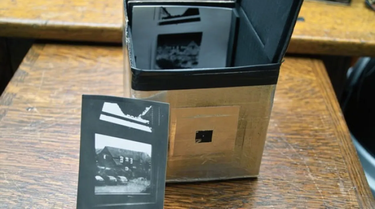 Adreçat a famílies amb infants a partir de 6 anys.  En aquest taller construirem una càmera de fotos a partir d'una capsa de cartró o una llauna de refresc, farem fotos amb ella i les revelarem.  La fotografia estenopeica o pinhole és una de les primeres tècniques que es van usar a la fotografia. Es tracta d’una tècnica que permet obtenir negatius i fotografies a partir d’un equip molt mínim. Descobrirem les bases de l'origen de la fotografia. Com i per què es generen les imatges? Aprendrem el procés físic i químic de la llum sobre el material fotosensible d'una forma pràctica i divertida.  És meravellós veure que amb molt poc material podem endinsar-nos en el màgic món de dibuixar amb llum. Una caixa de cartó serà la nostra cambra, i una habitació fosca farà la vegada de quart de revelat. Construeix, dispara i revela amb la teva càmera casolana!Veure més