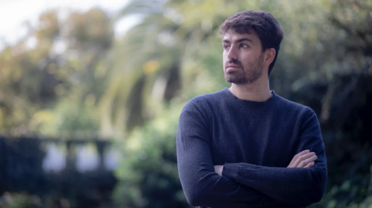 Eudald Espluga dissecciona la generació millennial, sobreexposada als discursos d’autosuperació personal. Mitjançant icones populars, descobrim que la fatiga i el malestar també poden ser subversius. Tot comença amb un «no», ens diu l’autor. Un «no» que és una altra forma d’afirmació individual i col·lectiva. Eudald Espluga (Girona, 1990) és col.laborador de diversos mitjans de comunicació com RAC1 o Núvol, i autor, entre d’altres, dels llibres Rebeldes (Lumen, 2021) i Las pasiones ponderadas (Capità Swing, 2015). En el seu últim treball, No seas tú mismo, apuntes sobre una generación fatigada (Paidós, 2021),dissecciona la generació millennial, sobreexposada als discursos d’autosuperació personal. Tota la informació del cicle a elprat.cat\dialegs.Veure més