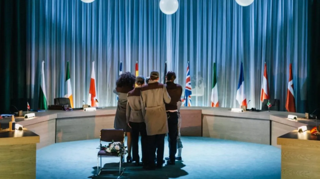 Europa Bull Indi Gest, escrit i dirigit per Jordi Oriol Immersos en la crisi i en la desafecci&oacute; a les institucions europees, els membres representants de la Comissi&oacute; de Cultura (de la Uni&oacute; Europea) s'empesquen un acte commemoratiu per mirar de justificar l'exist&egrave;ncia de la pr&ograve;pia Uni&oacute; Europea. Per fer-ho, recorren a les hist&ograve;ries i mites que sedimenten els pilars de l'antic continent. Hist&ograve;ries que dibuixen el nostre imaginari. Que ens expliquen. Que ens representen. I &eacute;s que Europa ja &eacute;s un mite. Europa Bull (Premi Quim Mas&oacute; 2018) &eacute;s un espectacle po&egrave;tic, elegant i ple d&rsquo;humor sobre les pors dels europeus, que reviuen &ndash;ara&ndash; fantasmes del passat, despr&eacute;s de crear una Uni&oacute; de pa&iuml;sos que aspirava a ser un refugi de les tempestes de l&rsquo;economia i de les guerres nacionals. Una hist&ograve;ria d&rsquo;hist&ograve;ries en qu&egrave; el bullici del present es mescla amb les revolucions del passat, i ens enmiralla amb l&rsquo;Europa del mite que ens batej&agrave;, i el seu d&eacute;u toro, que &ndash;desbocat, la rapt&agrave;. Un autoritari toro blanc va raptar Europa, i tal vegada ara ens adonem que no el sabrem mai domesticar.Veure m&eacute;s