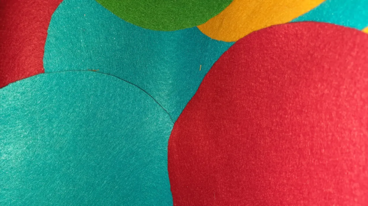 COLORS. Contes i experi&egrave;ncia. A la casa dels colors viu l'Emili molt feli&ccedil;, al voltant tot &eacute;s bonic, tot &eacute;s ple de mil colors. Una eruga petitona passeja pel paisatge, pensa, pensa i pensar&agrave;, com ser&agrave; quan sigui gran. Activitat familiar adre&ccedil;ada a nens i nenes de 0&nbsp;a 3 anys, amb un&nbsp;adult&nbsp;actiu, participatiu&nbsp;i amb ganes de compartir una estona m&agrave;gica amb el nad&oacute;.Veure m&eacute;s