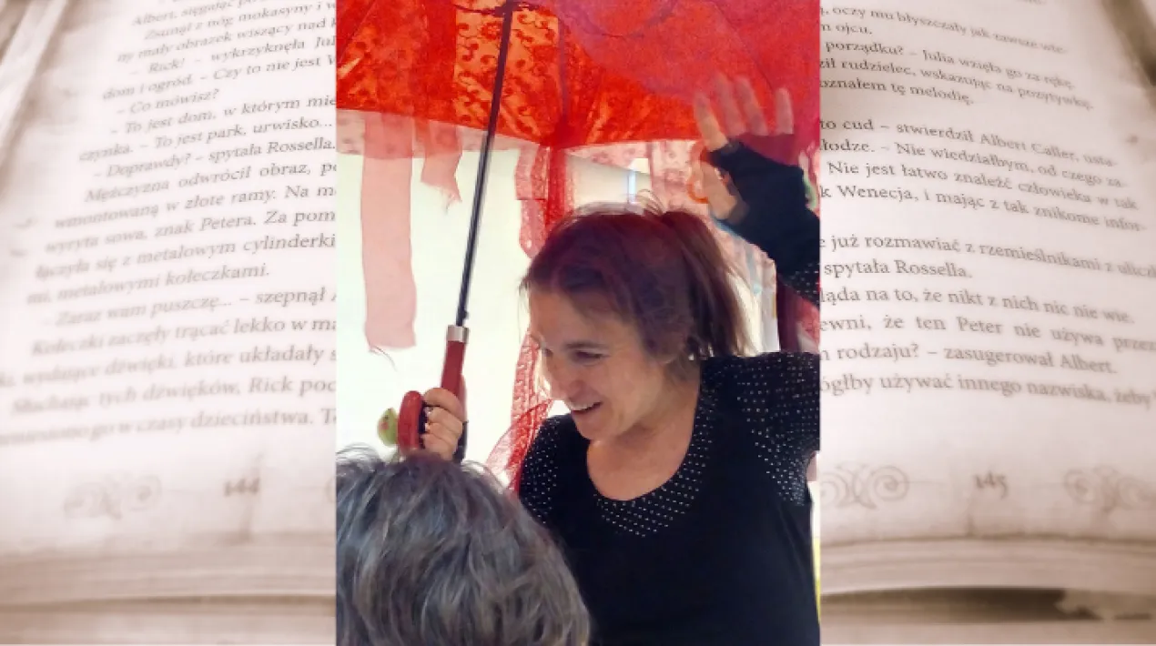 D'hist&ograve;ries n'hi ha de tota mena, n'hi ha d'aventures, n'hi ha d'aprendre a jugar, n'hi ha de les coses de cada dia, n'hi ha de monstres, n'hi ha de fades... i n'hi ha que et fan feli&ccedil;, que t'ensenyen a gaudir de la vida i l'alegria. Espectacle per a p&uacute;blic familiar a partir de 4&nbsp;anys&nbsp;acompanyats d'un sol adult per infant.Veure m&eacute;s