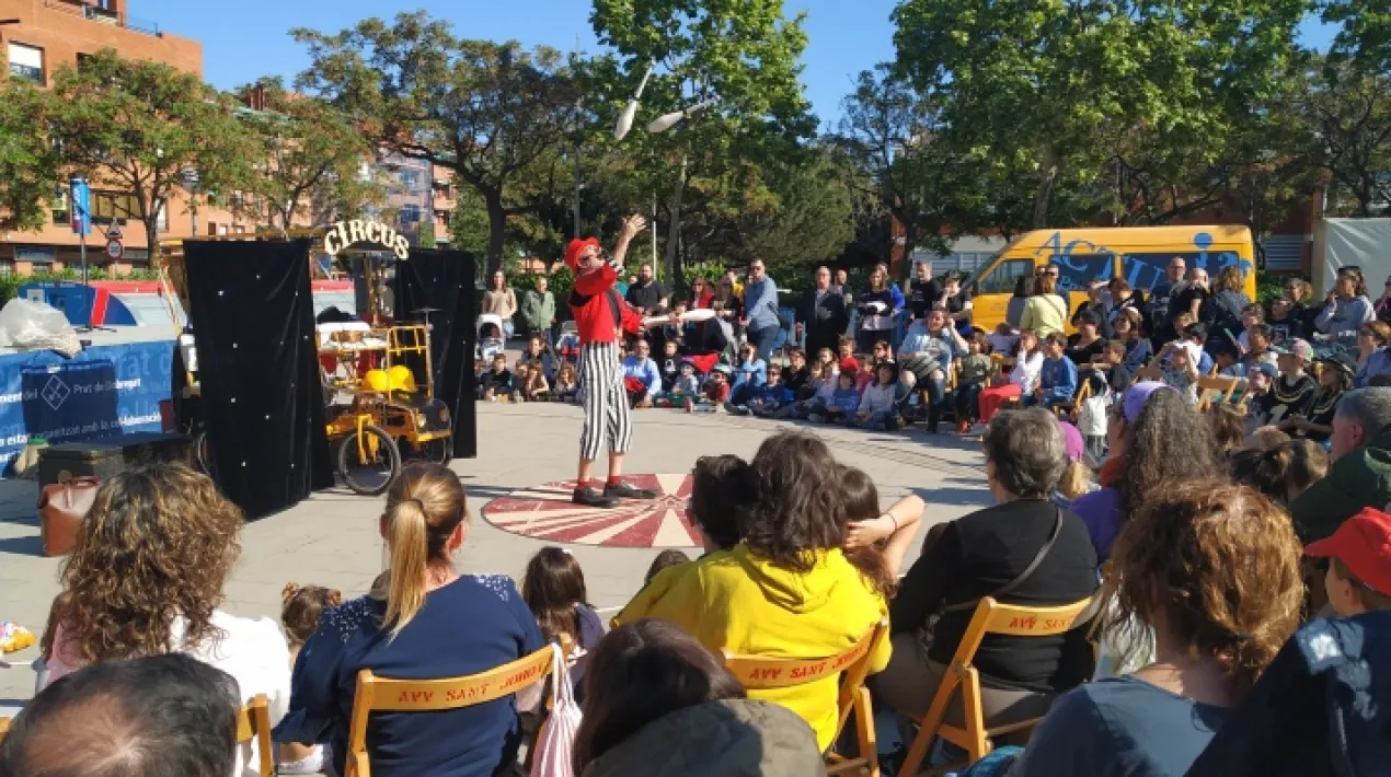 A l'abril celebrem les Festes del Barri Sant Jordi-Ribera Baixa amb un munt d'activitats, organitzades per l'Associació de Veïns i Veïnes Sant Jordi Ribera Baixa, amb la col·laboració del Ribera. Un cap de setmana festiu ple de propostes gratuïtes per a tota la família. Tothom està convidat! DIUMENGE 24 D'ABRIL 10.30 h - Parc Infantil 11.00 h - Dansa amb Casa de Cádiz 12.00 h – Diada Castellera 13.30 h - Festa de l'Escuma 17.00 h - Entrega de trofeus del torneig de futbol 17.30 h – Espectacle familiar de circ: '¡Qué buen dia!' Cia. Maite Guevara 18.30 h - Actuació del Grup  Rociero 