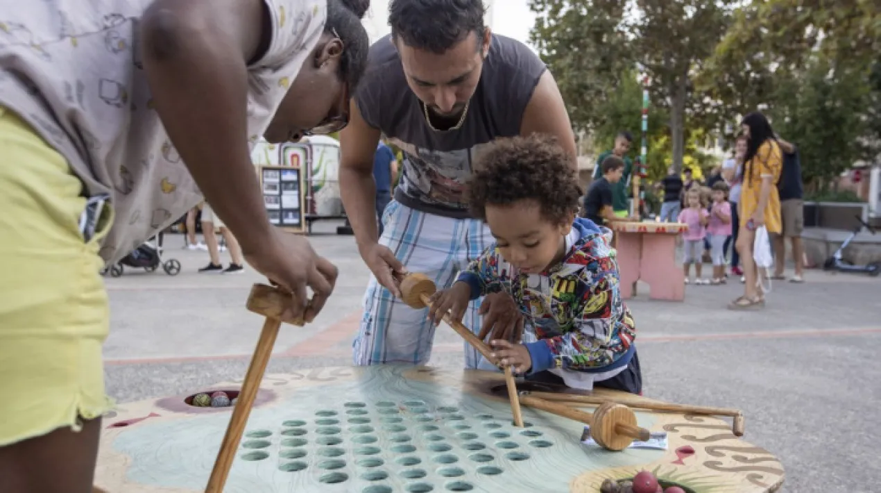 Torna la Fira de la Palmira! Enguany omplim d'activitats la Palmira i la plaça Jardins del Cementiri Vell, en una jornada familiar i plena de propostes dels grups i persones que donen vida al centre. Durant el matí, gaudirem d'activitats en família ben refrescants i de la mostra de les creacions artístiques que durant aquest trimestre han fet els diferents grups que fan vida a la Palmira. Al migdia, torna la Colla del Traje en una edició molt especial, oberta a tothom. Porta algun plat per compartir amb els veïns i veïnes! Acabarem la jornada amb una sobretaula musical, en què la nostra destressa auditiva pot tenir premi.Veure més