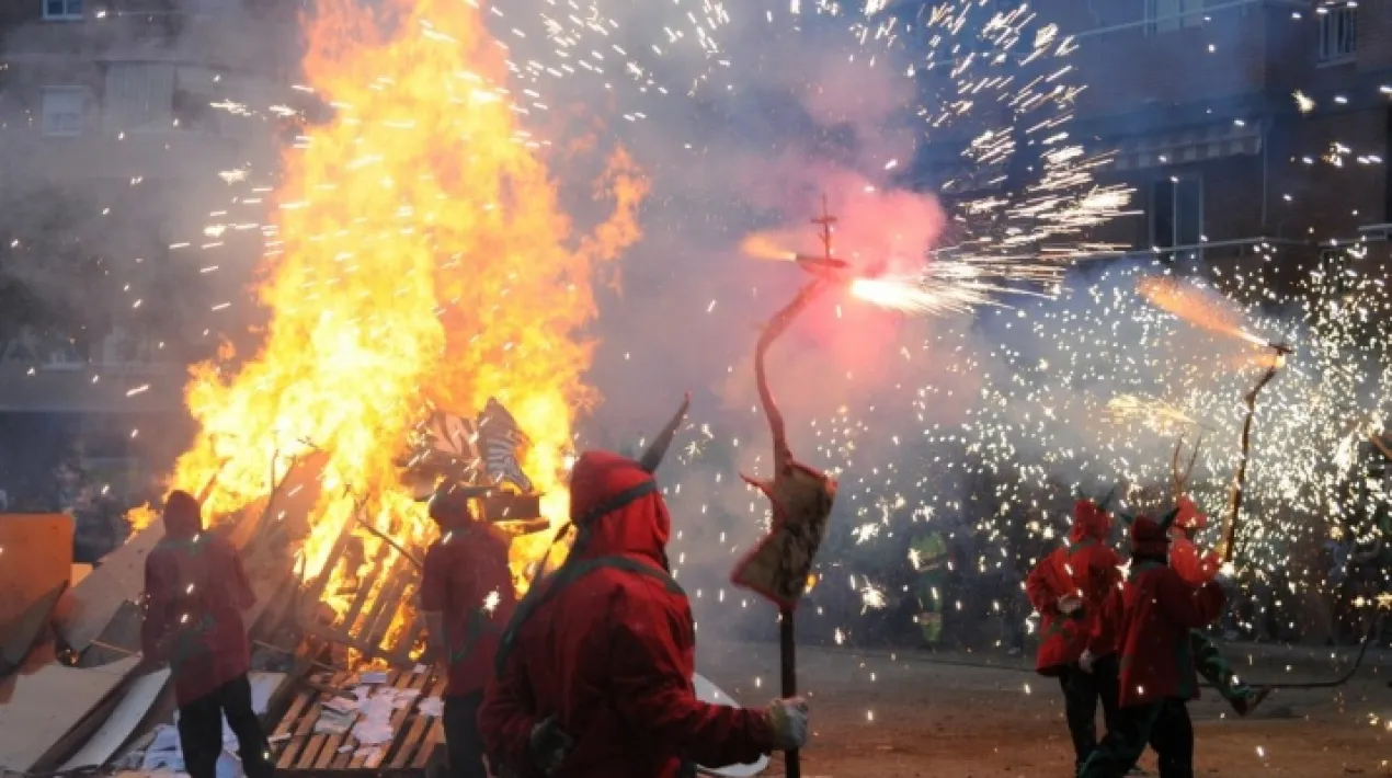 Cada any per Sant Joan es reviu l’encesa del foc primer. Aquesta flama es guarda al cim del Canigó i, amb ella, s’encenen totes les fogueres dels Països Catalans. El foc arribarà al Prat portat des del cim del Canigó de la mà de l'UEC del Prat i l'Agrupació ciclista Prat La Colla de Diables i la resta d'entitats de cultura tradicional del la ciutat, faran la rebuda de la flama i l'acompanyaran pels carrers fins arribar al barri de la Barceloneta. Programa: 18h. Concentració de la Colla de Diables a l'av. Verge de Montserrat amb el carrer de les Moreres 18:10h. Rebuda de la flama del Canigó, portada per la U.E.C. des del mateix Canigó 18:15h. Inici cercavila a l'av. Verge de Montserrat fins a la pl. Pau Casals 18:45h. Concentració de les entitats de cultura popular a la pl. Pau Casals 19h. Rebuda de la flama a la pl. Pau Casals 20h. Inici del Cercavila: Av. Verge de Montserrat, c. Coronel Sant Feliu, c. Tarragona, ctra. de la Bunyola, c. Joaquim Sostres i Jardins de Mon Racó 20:45h. Arribada a Jardins de Mon Racó, lectura de manifest i encesa de la Foguera 21:00h. Actuació de la Colla de Diables del Prat    Veure més