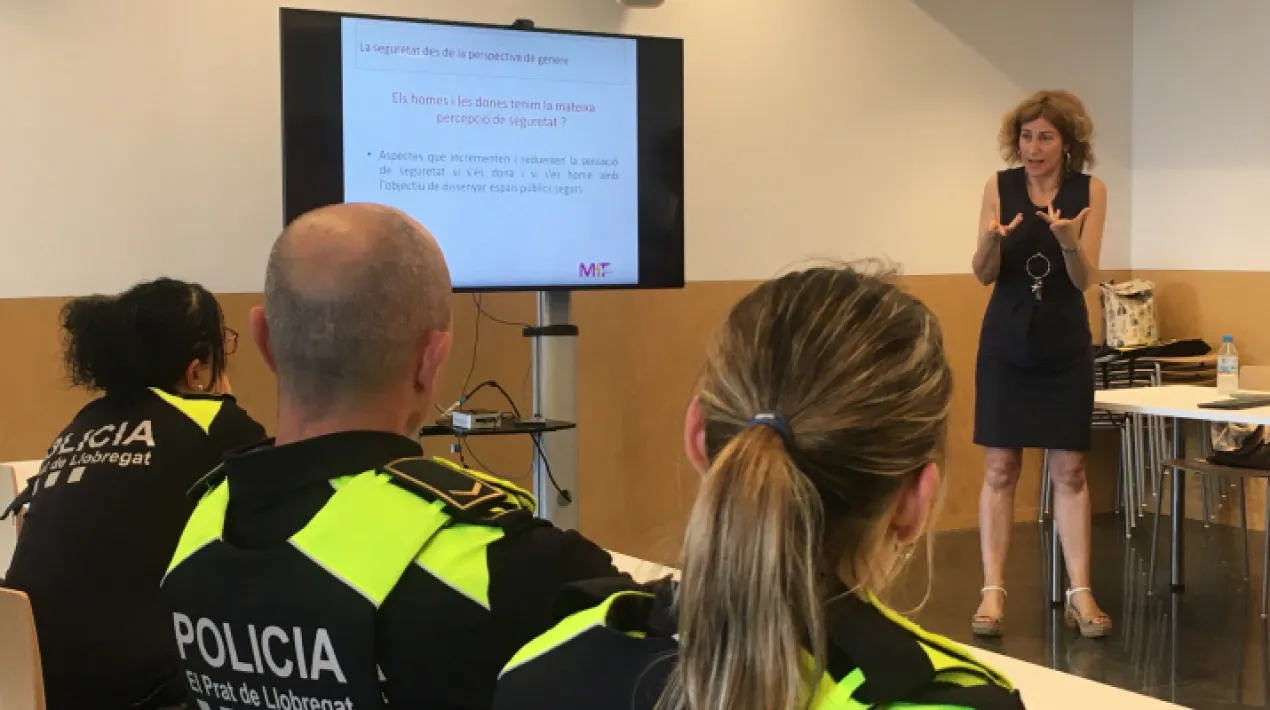  Dones i homes no tenen la mateixa percepció de la seguretat. La conformació dels espais urbans, i especialment els carrers estrets o amb una escassa il·luminació, solen provocar una major sensació d’inseguretat entre les dones. Aquestes són algunes de les qüestions que es van abordar a la formació “Seguretat amb perspectiva de gènere”, impartida la setmana passada per la Consultoria MIT a la policia local. A la formació, que va tenir lloc el dimecres 1 de juny al Centre Cívic Palmira Domènech, hi van participar 9 persones (2 dones i 7 homes),totes elles comandaments de la policia local. Durant el curs, es va generar un espai de reflexió i debat per qüestionar els estereotips i rols de gènere encara presents a la societat, que incideixen sobre la gestió i les polítiques de seguretat. Diverses dades avalen que dones i homes no perceben la seguretat de la mateixa manera. Així per exemple, arreu de l’Estat, el 23,9% de les dones de 35 a 64 anys se senten insegures en caminar soles pel carrer a la nit, segons l’Enquesta Social Europea (2016). Aquest percentatge es redueix al 7,6% en el cas dels homes. Aquesta diferent percepció subjectiva de la seguretat es deu a múltiples causes: els tradicionals rols de gènere, que identifiquen més l’espai públic amb els homes i els privats amb les dones; les agressions sexuals a dones que s’han produït i el tractament informatiu que n’ha fet en alguns mitjans de comunicació; les característiques del disseny de l’espai urbà i el marge de millora que presenta per adequar-se a les necessitats d’ambdós sexes i dels diferents grups de la comunitat, etc. Entre les possibles millores de l’espai urbà, es pot avançar en àmbits com la il·luminació i visibilitat als carrers, l’amplitud dels carrers, la presència de policia de proximitat o el servei de transport públic, perquè arribi als diferents barris i doni resposta a les necessitats de mobilitat dels diferents grups socials, entre d’altres.Veure més