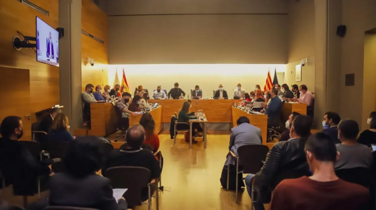  El ple municipal del Prat ha aprovat aquest dimecres, 3 de novembre, una moció que fa diverses reclamacions a l’Estat en relació a l’Impost sobre l’Increment del Valor dels Terrenys de Naturalesa Urbana, conegut com a “impost de la plusvàlua”. La moció s’ha aprovat després que el passat 26 d’octubre una sentència del Tribunal Constitucional (TC) declarés la nul·litat del seu mètode de càlcul, cosa que impedeix que els ajuntaments puguin fer la liquidació d’aquest impost. La moció s’ha aprovat amb el vot favorable de tots els grups, excepte de C’s, que s’ha abstingut. Actualment, aquest impost s’aplica quan es realitza la transferència (per compravenda, herència…) de terrenys o immobles de naturalesa urbana o especial (com els situats en la zona de l’aeroport o el port) de qualsevol tipus: solars, habitatges, locals comercials, naus, aparcaments, etc. La liquidació de l’impost s’aplicava fins ara independentment de si aquests terrenys o béns s’havien revaloritzat o no, però jurisprudència anterior ja havia assenyalat que calia aplicar-lo exclusivament quan se n’hagués incrementat el valor i no en cas contrari. Davant de la inseguretat jurídica, el TC ja havia establert en sentències anteriors des de l’any 2017 que calia modificar la Llei Reguladora de les Hisendes Locals a tal efecte, un canvi que l’Estat no ha concretat a hores d’ara. En la moció es reclama la incorporació als Pressupostos Generals de l’Estat de 2022 d'un fons específic de compensació per les pèrdues ocasionades als ajuntaments, davant de les pèrdues d’ingressos que els suposarà no poder liquidar aquest impost.  La moció va més enllà  i aposta per promoure, juntament amb les entitats municipalistes, una nova llei de finançament dels ens locals, perquè puguin desenvolupar amb qualitat les seves competències i serveis.  Així mateix, s’insta al govern estatal a concretar les modificacions de la Llei Reguladora de les Hisendes Locals, que afecten aquest impost, per acabar amb la inseguretat jurídica actual. Es proposa o bé un canvi legislatiu en la definició de la base imposable o dels tipus, o bé una compensació. En el cas del Prat de Llobregat, l’Ajuntament calcula, en una primera estimació provisional a l’espera de conèixer i estudiar la totalitat de la sentència del TC després de ser publicada oficialment, que la impossibilitat de liquidar l’impost suposaria unes pèrdues acumulades de 9.141.020 €. Així ho indiquen les dades disponibles a finals d’octubre d’enguany. D’ara en endavant, també es deixarien d’ingressar 3 milions d’euros anuals. De fet, el passat mes de març, l’Ajuntament del Prat i altres ens locals ja van traslladar al govern estatal, a petició del Ministeri d’Hisenda, quin impacte tindria als seus comptes el fet que l’impost només s’apliqués en el cas de revalorització dels terrenys. En aquell moment, ja es va calcular un impacte de 4.721.020 €. Donat que la darrera sentència del Tribunal constitucional declara nul el mètode de càlcul de l’impost en tots els casos, tant si hi ha revalorització dels terrenys com si no, caldria afegir 4.420.000 euros més de pèrdua d’ingressos. Així doncs, les pèrdues estimades acumulades serien de 9,1 milions. A més, a partir d’ara no es podria cobrar un impost que suposa el 3 per cent dels ingressos municipals, tot i que la situació futura podria variar atenent a diversos factors: la modificació de la regulació de l’impost, en funció de la reforma legal prevista de la llei d’hisendes locals; compensacions reclamades pel món local i la possibilitat que es facin efectives; i el possible increment de la litigiositat que pugui comportar la sentència. El Prat diu NO a la violència contra les dones D’altra banda, al ple d’avui, s’ha aprovat per unanimitat la Declaració institucional en commemoració del Dia internacional per a l'eliminació de la violència contra les dones 2021 (25 de novembre),aprovada pel Consell Municipal de les Dones del Prat. La declaració remarca que cal “visualitzar formes de violència més emergents, com la violència digital, les ciberviolències, el control o l’assetjament a través d’aplicacions i de xarxes socials”, però  “sense oblidar les violències en l’àmbit de la parella, exparella o en l’àmbit familiar, que durant molts anys s’ha considerat un problema privat” o les que es produeixen en l’àmbit social o laboral. Enguany, també es fa especial incidència en combatre la violència vicària, aquella que utilitza fills i filles per causar dolor i patiment a la mare. A més d’aprovar la declaració, al ple d’avui s’ha fet lectura del nom de les dones i dels nens i nenes assassinats per casos de violència masclista o vicària, respectivament, arreu de Catalunya i de l’Estat durant el darrer mes. Aquesta mesura de sensibilització social es repetirà a partir d’ara en cada ple municipal, tal com ja s’ha començat a fer en d’altres consistoris. En cada ple, aquesta lectura anirà a càrrec d’un regidor o regidora diferent del ple, seguint un ordre alfabètic. En aquesta primera ocasió, l’encarregada de fer-ho ha estat la regidora de Feminisme i LGTBI, Anna Martín Cuello, també tinenta d’alcalde d’Acció Ambiental i Energia. Més passes per impulsar Comunitats Ciutadanes d’Energia al Prat Així mateix, a la sessió plenària d’avui s’han seguit donant passes per impulsar Comunitats Ciutadanes d’Energia al Prat, un model que permet a les persones produir, consumir o emmagatzemar la seva pròpia energia, reduint-ne la dependència de les grans companyies de subministraments.  Avui el ple ha aprovat per unanimitat l’expedient que permet que l’Ajuntament tingui l’opció d’impulsar les activitats econòmiques per proporcionar els serveis i recursos necessaris per posar-les en marxa. Es tracta d’activitats vinculades a l'explotació de serveis energètics lligats a la generació, els subministraments, l’autoconsum compartit, l’agregació, l’emmagatzematge, la prestació de serveis d’eficiència energètica o la prestació de serveis de recàrrega per a vehicles elèctrics d'energia. La posada en marxa de les Comunitats Ciutadanes d’Energia s’emmarca en l’estratègia de transició energètica del Prat, recollida per la Declaració d’Emergència Climàtica del Prat de 2020. La Declaració estableix, entre d’altres objectius, que cal assolir una ciutat on l’autogeneració i l’autoconsum estiguin generalitzats, amb un model energètic just, democràtic i renovable, que permeti el Prat proveir-se totalment d’energies renovables i neutres en carboni el 2050. Entre les accions més rellevants per assolir aquest objectiu, està la creació de Comunitats Ciutadanes d’Energia, una figura prevista per les directives europees vigents en aquesta matèria. L’impuls de les Comunitats Ciutadanes d’Energia s’esta fent paral·lelament a la instal·lació de plaques fotovoltaiques per l’autoconsum en les teulades de 22 edificis municipals per promoure l’ús d’aquesta font d’energia renovable. Un projecte per convertir l’Avinguda del Canal, entre Santiago Rusiñol i Plaça de Catalunya, en un eix cívic i verd En l’àmbit de l’urbanisme, el ple d’avui ha aprovat inicialment el projecte executiu de pacificació i reordenació de l'Avinguda del Canal, entre el carrer de Santiago Rusiñol i la Plaça de Catalunya, i  la partida de 2.809.409 euros que es destinarà amb aquesta finalitat. El projecte vol transformar el carrer per convertir-lo en un eix cívic i verd que comuniqui i lligui els jardins de Fondo d’en Peixo amb la plaça de Catalunya, donant prioritat als vianants. L’àmbit de l’actuació és de 5.624 m². Aquest punt s’ha aprovat amb el vot favorable de l’equip de govern i de Podemos, l’abstenció d’ERC i el vot contrari de C’s. Altres mocions aprovades al ple D’altra banda, també s’ha aprovat una moció que demana al govern de l’Estat completar íntegrament el traspàs de Rodalies a la Generalitat, amb el compromís de l’Estat de la transferència del dèficit tarifari per tal de poder-lo gestionar directament, amb el vot favorable d’ERC, El Prat en Comú i Podemos, l’abstenció del PSC i el vot contrari de C’s. També li exigeix l’execució urgent de la inversió pendent en la infraestructura per complir els compromisos adquirits i garantir la qualitat i la seguretat de la xarxa ferroviària. Així mateix, s’ha aprovat per unanimitat una moció per reforçar els serveis socials adreçats a les persones amb Trastorn de l’Espectre Autista (TEA). La moció insta a la Generalitat de Catalunya a complir els acords de la moció aprovada al Parlament de Catalunya l’abril de 2017, que demanava, entre d’altres, dotar els centres educatius de personal amb formació específica sobre el tema per atendre l’alumnat amb TEA. També es reconeix el treball de les entitats del Tercer Sector Social amb aquest col·lectiu. El ple ratifica el nomenament de Lluís Tejedor com a fill adoptiu del Prat Tots aquests punts s’han aprovat en el mateix ple municipal que ha ratificat per unanimitat l’atorgament del títol de fill adoptiu del Prat a Lluís Tejedor Ballesteros (com s’ha informat en aquesta notícia prèvia). D’aquesta manera, es vol reconèixer la seva tasca com a alcalde del Prat entre 1982 i 2019. Durant aquest període al capdavant de l’alcaldia, va impulsar el projecte de millora i transformació global experimentat per la ciutat des dels anys 80 fins a l’època contemporània. El ple d’aquest mes de novembre és el primer des de l’esclat de la pandèmia de la covid al qual el públic hi ha pogut assistir presencialment. Els i les regidores també hi han tornat a participar en la disposició habitual que tenia la sala de plens abans de la crisi sanitària.Veure més