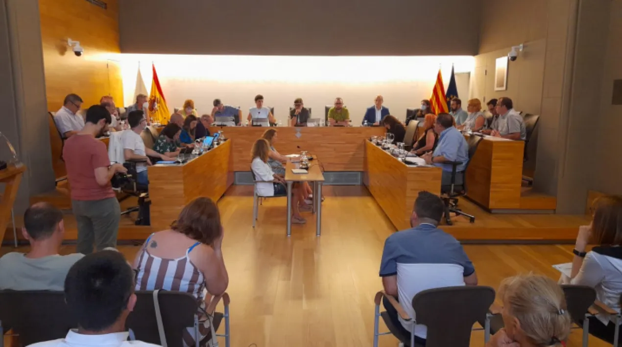  El ple municipal del Prat, que ha tingut lloc aquest dimecres 6 de juliol, ha aprovat una partida extraordinària de 1.573.007,86 €, que es destinarà principalment a inversions en equipaments, majoritàriament en centres culturals, esportius i educatius, en obres de manteniment a l’espai públic i en programes i ajuts socials per als col·lectius vulnerables. S’ha aprovat amb el vot favorable de l’equip de govern, Podemos i l’abstenció d’ERC i C’s. Inversions al CC Sant Jordi-Ribera Baixa, al CEM Sagnier i a l’escola Joan Maragall Concretament, s’invertiran 610.000 euros en obres de millora de tres equipaments culturals, esportius i educatius. En primer lloc, s’invertirà en les obres d’impermeabilització de la plaça del Centre Cívic Sant Jordi-Ribera Baixa, per solucionar el problema de goteres que afecta actualment l’aparcament subterrani. En segon lloc, al CEM Sagnier, es reforçarà l’estructura de la coberta per tal de poder-hi col·locar posteriorment plaques fotovoltaiques, com s’està promovent als terrats de 22 equipaments municipals per promoure les fonts d’energia renovable. En tercer lloc, en el cas de l’escola Joan Maragall, es repararan les calderes i la partida aprovada avui també contempla fons destinats a aquesta finalitat. Dins d’aquesta mateixa partida de prop de 600.000 euros, també es contemplen fons per a les obres de remodelació i pacificació de l’Avinguda del Canal, que es destinaran a la retirada total de l’amiant que hi ha al subsòl. Abans d’iniciar les obres, ja s’havia previst que podia aparèixer amiant i que la societat municipal Aigües del Prat s’ocupés de retirar-lo, amb els permisos i autoritzacions preceptives. Una altra de les partides destacades correspon a les obres de rehabilitació dels nius metralladora de la Guerra Civil que hi ha a la platja del Prat, com a part de les polítiques de memòria democràtica d’aquest mandat. Ajuts per pagar el rebut de l’aigua i partides per a d’altres serveis municipals La partida aprovada avui també contempla ajuts de 255.926 euros per abonar a Aigües del Prat els rebuts no cobrats en els darrers quatre anys a famílies que disposen d'un informe de vulnerabilitat segons la llei contra la pobresa energètica (24/2015). També s’hi inclouen d’altres despeses relacionades amb serveis de transport, de vigilància d’habitatges públics, d’ordenació de l’aparcament a la platja o de serveis prestats en escoles bressol municipals, entre d’altres. Més passes per impulsar Comunitats Ciutadanes d’Energia al Prat D’altra banda, al ple municipal d’avui, s’han seguit donant passes per impulsar Comunitats Ciutadanes d’Energia al Prat, un model que permet a les persones produir, consumir o emmagatzemar la seva pròpia energia, reduint-ne la dependència de les grans companyies de subministraments.  Avui s’ha aprovat definitivament i per unanimitat l’expedient que permet que l’Ajuntament tingui l’opció d’impulsar les activitats econòmiques per proporcionar els serveis i recursos necessaris per posar-les en marxa. Es tracta d’activitats vinculades a l'explotació de serveis energètics lligats a la generació, els subministraments, l’autoconsum compartit, l’agregació, l’emmagatzematge, la prestació de serveis d’eficiència energètica o la prestació de serveis de recàrrega per a vehicles elèctrics d'energia. La posada en marxa de les Comunitats Ciutadanes d’Energia s’emmarca en l’estratègia de transició energètica del Prat, recollida per la Declaració d’Emergència Climàtica del Prat de 2020. La Declaració estableix, entre d’altres objectius, que cal assolir una ciutat on l’autogeneració i l’autoconsum estiguin generalitzats, amb un model energètic just, democràtic i renovable, que permeti el Prat proveir-se totalment d’energies renovables i neutres en carboni el 2050. Entre les accions més rellevants per assolir aquest objectiu, està la creació de Comunitats Ciutadanes d’Energia, una figura prevista per les directives europees vigents en aquesta matèria. Adjudicat el servei de neteja d’edificis municipals A banda de la partida extra d’1,6 milions d’euros, un altre punt aprovat  amb el vot a favor de l’equip de govern i d’ERC i l’abstenció de Podemos i C’s a la sessió plenària d’avui ha estat l’adjudicació del servei de neteja de dependències i edificis municipals. El ple ha adjudicat aquest servei a l’empresa Servicios Especiales de Limpieza, amb un import fix anual de 5.086.498,80 € (sense IVA),amb mesures de contractació pública sostenibles, d'igualtat de dones i homes i d'altres aspectes socials i laborals. Així mateix, s’ha aprovat inicialment per unanimitat la modificació del Reglament de la Comissió Municipal de Protecció Civil. Aquesta modificació adequa el reglament als canvis normatius en aquesta matèria, principalment canviant aspectes relatius a la seva composició i funcions. També s’ha canviat la nomenclatura de la comissió, que ha passant de local a municipal, perquè aquest és el terme contemplat pel marc normatiu català de protecció civil. Moció pel compliment dels drets humans a la frontera d'Espanya amb El Marroc a Ceuta i Melilla En l’apartat de mocions, al ple d’avui s’ha aprovat una moció pel compliment dels Drets Humans a la frontera d’Espanya amb el Marroc a Ceuta i Melilla, proposada pel Prat en Comú, Podemos i ERC. La moció insta el Congrés a obrir una investigació independent per aclarir els fets que van desencadenar 27 morts i centenars de ferits en aquesta zona el passat 24 de juny i determinar les responsabilitats polítiques i penals corresponents. La moció s’ha aprovat amb el vot favorable de El Prat En Comú, PSC, Podemos i ERC i l’abstenció de C’s. El text condemna la pèrdua de vides humanes a la frontera d'Espanya amb el Marroc, que es consideren un “símbol tràgic de les polítiques d'externalització de les fronteres de la Unió Europea i la subcontractació d'aquestes responsabilitats al regne del Marroc”. També s’insta el Govern estatal a garantir una atenció sanitària adequada i de qualitat a totes les persones ferides i hospitalitzades arran dels fets del passat 24 de juny. També es demana a l’Estat que garanteixi el dret d’asil, habilitant l’accés a les oficines establertes a les fronteres de Ceuta i Melilla per a les persones que manifestin la voluntat de sol·licitar protecció internacional. Moció per accelerar els ajuts per a les persones amb la malaltia de l'Esclerosi Lateral Amiotròfica (ELA) Una altra moció aprovada al ple d’avui per unanimitat ha estat per instar el Congrés dels Diputats a tramitar per la via d’urgència la llei per garantir una vida digna a les persones amb la malaltia de l’ELA (Esclerosi Lateral Amiotròfica). Aquesta proposició de llei implicaria ajuts perquè les persones amb ELA puguin costejar-se els tractaments que necessitin. La moció l’ha presentada C’s i ha incorporat una esmena de l’equip de govern. El Síndic de Greuges fa un balanç positiu de les mesures de transparència adoptades al Prat El govern municipal també ha compartit a la sessió plenària d’avui l’informe anual del Síndic de Gregues de les queixes ateses al municipi el 2021. L’any passat, va atendre 21 queixes, xifra similar a la del 2019 en el context de prepandèmia. La majoria de queixes se centren en temes d’urbanisme, mobilitat, medi ambient, administració pública i tributs o polítiques socials. L’informe fa un balanç positiu de les mesures de transparència adoptades per l’Ajuntament, tot indicant aspectes a millorar. D’altra banda, sobre el Pacte contra la segregació escolar a Catalunya, les dades del Síndic reflecteixen una evolució positiva de la situació al Prat des de la signatura del Pacte contra la segregació escolar (curs 2018/2019),especialment a primària.Veure més