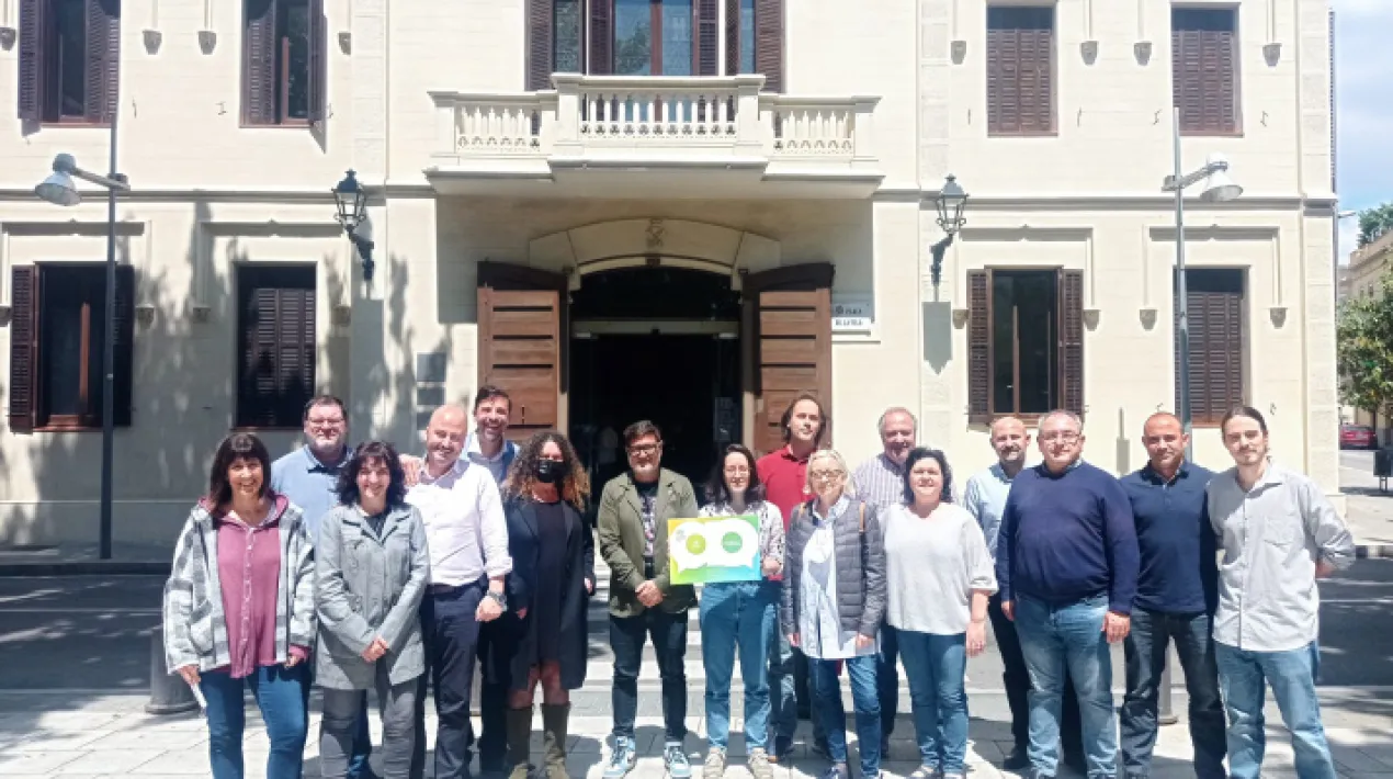  El Prat es troba entre els ajuntaments catalans que més fomenten la transformació digital en la seva relació amb la ciutadania i en la seva gestió interna i ha millorat la seva posició al rànquing d’ens locals per valorar-ho  del Consorci AOC (Administració Oberta de Catalunya) entre els anys 2020 i 2021. Si al 2020 es trobava entre les 10 primeres posicions en el rànquing de municipis de més de 50.000 habitants, el 2021 ha ascendit fins a la tercera posició. Per aquest motiu, representants de l’Ajuntament del Prat van rebre dimarts passat, 3 de maig, un reconeixement pels seus avenços en transformació digital, en el marc de la VII Edició dels Reconeixements d’Administració Oberta de Catalunya. La primera i segona posició ha estat per a Girona i Terrassa, mentre que la tercera és compartida pel Prat amb l’Hospitalet de Llobregat i Sant Cugat del Vallès. Els principals motius pels quals l’Ajuntament del Prat ha avançat posicions al rànquing de l’AOC fins arribar al tercer lloc estan vinculats als següents aspectes: La posada en marxa al Prat del servei REPRESENTA del consorci AOC, per reduir el volum de paper imprès amb què treballen les administracions i facilitar que  les diferents parts que interlocuten amb els ajuntaments (per exemple, una gestoria) puguin fer la tramitació de forma més senzilla. La publicació en obert de nous conjunts de dades al portal de dades obertes  de l’Ajuntament, per exemple les relatives als sensors de qualitat de l'aire. Formar part del grup líder de l’experiència pilot de la bústia ètica: nou servei de l’AOC per poder fer denúncies anònimes i que és previst posar en marxa al juny.  El Prat va ser inclòs al pla que impulsarà l’experiència pilot pel fet de comptar amb un pla de mesures antifrau aprovat, haver constituït la unitat antifrau i aprovat el protocol d’anàlisi de denúncies. Impulsar processos de participació ciutadania a través de la votació online amb la plataforma Participa 311 (antic Decidim). Amb aquesta plataforma, es  va dur a terme el recent procés per triar el segon dia festiu local de la ciutat i , anteriorment, també els dels pressupostos participatius o d’altres perquè la ciutadania pogués aportar propostes per reformar espais com les places de 17 de setembre i de l’Estany de Sant Maurici o del passeig de Ramon Codina). Aquestes accions s’emmarquen al pla local de govern obert, amb què l’Ajuntament del Prat vol tenir en compte les diferents necessitats i inquietuds de la ciutadania i el teixit social i associatiu de la ciutat a l’hora d’adoptar decisions vinculades a la política municipal. Altres accions impulsades per l’Ajuntament del Prat en el marc d’aquesta estratègia de govern obert són la publicació de les agendes de l’alcalde tots els regidors i regidores del consistori que vulguin fer-ho. L’alcalde ja tenia l’agenda publicada des de fa anys i, des del passat 23 de febrer, també ho està la de tots els regidors i regidores que formen part del govern municipal perquè qualsevol persona pugui consultar amb qui es reuneixen en l’exercici del seu càrrec amb total transparència. La informació sobre les agendes dels regidors s’afegeix a les declaracions dels béns patrimonials i les activitats privades de tots els càrrecs electes, ja publicades al web municipal.  També cal destacar les polítiques d’alcaldia oberta.  Periòdicament, s’organitzen les sessions del cicle “Parla amb l’alcalde”. Inicialment, va permetre que veïns i veïnes de diferents barris i zones de la ciutat poguessin traslladar les seves opinions i propostes de millora a l’alcalde i, actualment, el seu enfocament és temàtic. És a dir, l’alcalde s’està abordant diferents temes amb les persones, col·lectius i entitats que treballen en diferents àmbits de la ciutat i A més de les sessions temàtiques del cicle “Parla amb l’alcalde”, l’Ajuntament també ha ofert  que les entitats de la ciutat que ho desitgin puguin sol·licitar la seva trobada amb l’alcalde per plantejar-li les seves propostes, necessitats o inquietuds. Altres espais i canals de comunicació de l’alcalde són el videoblog que es pot consultar al web municipal; o el programa Contrasenyes de El Prat Ràdio, en què contesta directament preguntes plantejades pels veïns i veïnes de la ciutat. Aquests són espais no formals de participació, que s’afegeixen a aquells que estan reglats com els Consells Municipals (de dones, de salut, d’educació, etc.).Veure més
