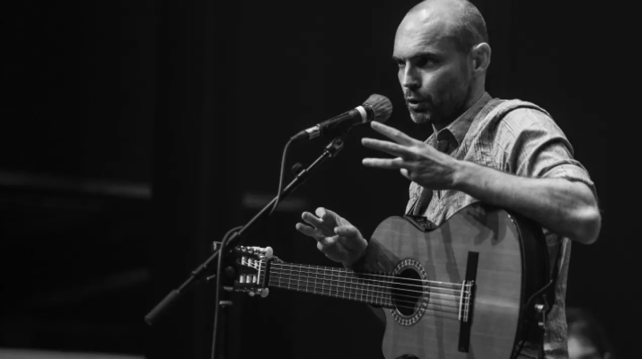 La paraula preval, entre poemes i can&ccedil;ons, sobre el silenci&nbsp;c&ograve;mplice de l'oblit.&nbsp;Xerrada a c&agrave;rrec del&nbsp;poeta i cantautor&nbsp;Marc Garcia Arnau. &nbsp; **Totes les activitats estan subjectes a la normativa vigent, sent susceptibles de ser modificades o cancel&middot;lades pel seu compliment. Activitat gratu&iuml;ta amb&nbsp;aforament limitat.Veure m&eacute;s