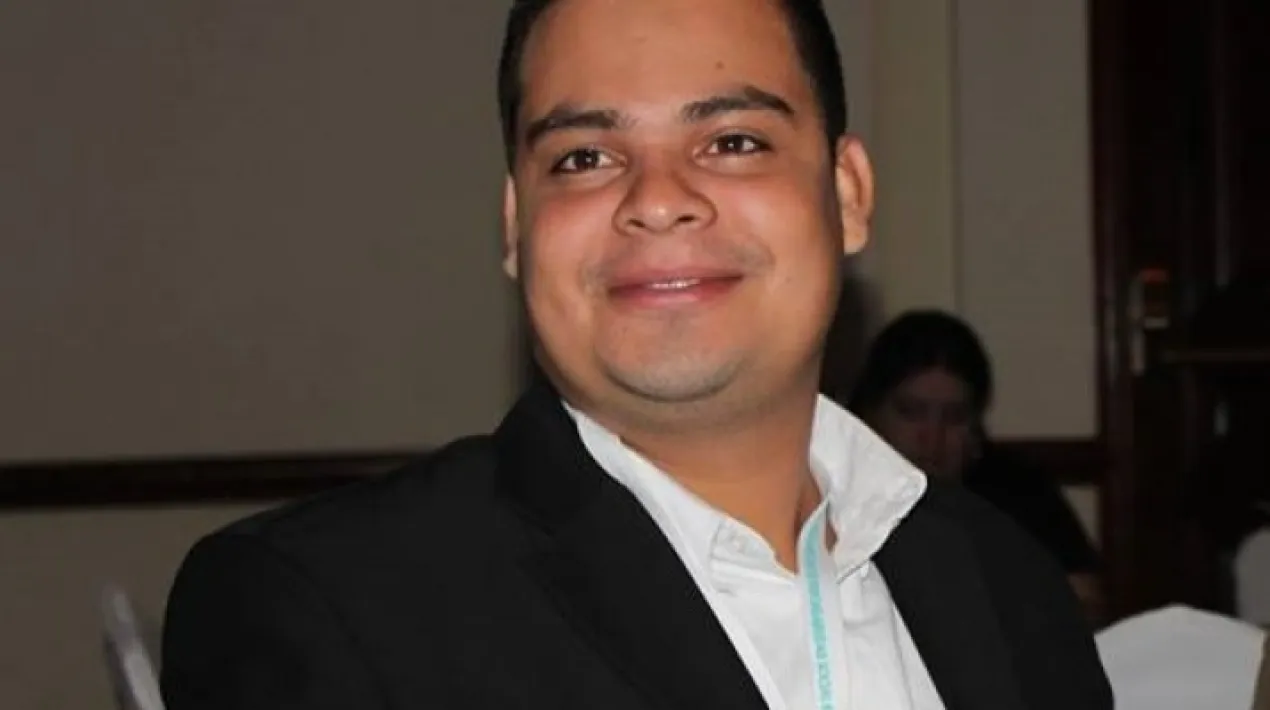 És defensor dels drets humans, biòleg, investigador i ambientalista i presideix la Fundación del Rio, una organització que des de 1990 treballa en al conservació i el desenvolupament sostenible del sud-est de Nicaragua., on es troba la Reserva Biològica Índio Maíz, una de les més importants del país. Les veus crítiques d’Amaru Ruíz i de les persones que formen part de la Fundación del Rio, han estat greument atacades des d’abril de 2018. Es troba exiliat a Costa Rica des de fa 3 anys i continua treballant des d’allà en la defensa ambiental , acompanyant pobles indígenes i afrodescendents i promovent accions amb camperols exiliats al nord de Costa Rica, on més de 6.000 persones es van exiliar degut a la crisi sociopolítica del país. “Fa més de set anys que denunciem el procés d’invaió de colons a la Reserva Biológica Indio Maíz i al territori Rama-Kriol, però les autoritats no hi ha fet res.”Veure més