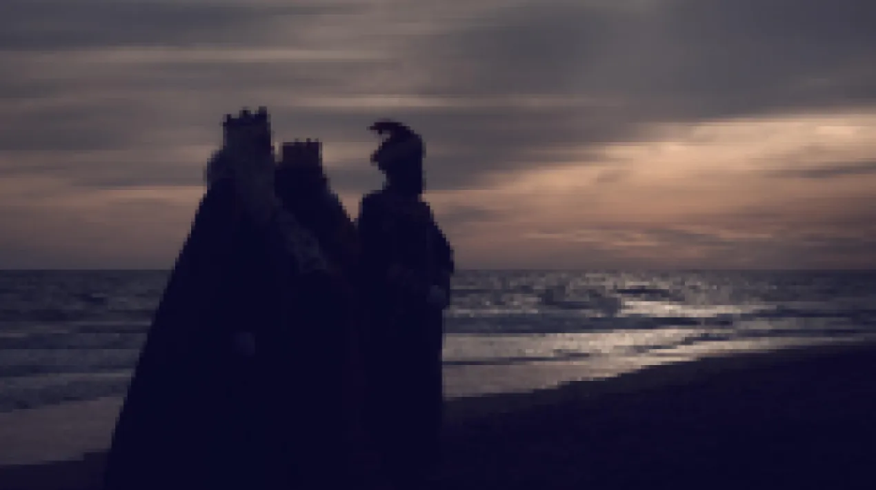 Donem la benvinguda als&nbsp;Mags de l'Orient! Puntualment,&nbsp;a les 17 hores&nbsp;a la pla&ccedil;a de Catalunya,&nbsp;tindr&agrave; lloc la recepci&oacute; oficial de Ses Majestats els Reis Mags d'Orient: Melcior, Gaspar i Baltasar. Ses Majestats seran rebudes per les autoritats de la ciutat i per tothom qui vulgui acostar-s&rsquo;hi. Com mana la tradici&oacute; local, se'ls far&agrave; entrega de les claus de la ciutat&nbsp;aix&iacute; com del pa i la sal, s&iacute;mbols de pau i solidaritat. Tot seguit, a les 18:30 hores, amb les carrosses ja preparades al barri de Sant Cosme, iniciaran el recorregut de la Cavalcada reial. &nbsp;L&rsquo;estrella m&agrave;gica guiar&agrave; el cam&iacute; i les carrosses dels tres reis de l&rsquo;Orient&nbsp;&mdash;acompanyades de la carrossa de l'Harshafa, la del correu reial, la de la m&agrave;gia, &nbsp;la dels dol&ccedil;os i les llaminadures,&nbsp; la de les joguines i la del carboners&mdash;&nbsp;recorreran els carrers i places de la ciutat. Acompanyern les carrosses moltes animacions inspirades en l'Europa Victoriana. A&nbsp;les 20.30 h&nbsp;est&agrave; prevista l&rsquo;arribada dels Reis a la pla&ccedil;a de la Vila. Des de les 19:30h, can&ccedil;ons i records de cavalcades anteriors ens&nbsp;passar m&eacute;s r&agrave;pid l&rsquo;espera a tots els nens i nenes, grans i petits, que hagin anat a la pla&ccedil;a per donar-los la benvinguda. Per rebre&rsquo;ls amb els honors deguts, hi haur&agrave; un espectacle de llums. Ses Majestats pujaran al balc&oacute; de l'Ajuntament des d'on llan&ccedil;aran el seu missatge a tots els infants del Prat. Estigueu a l'aguait! Per m&eacute;s informaci&oacute; clika aqui &nbsp;Veure m&eacute;s