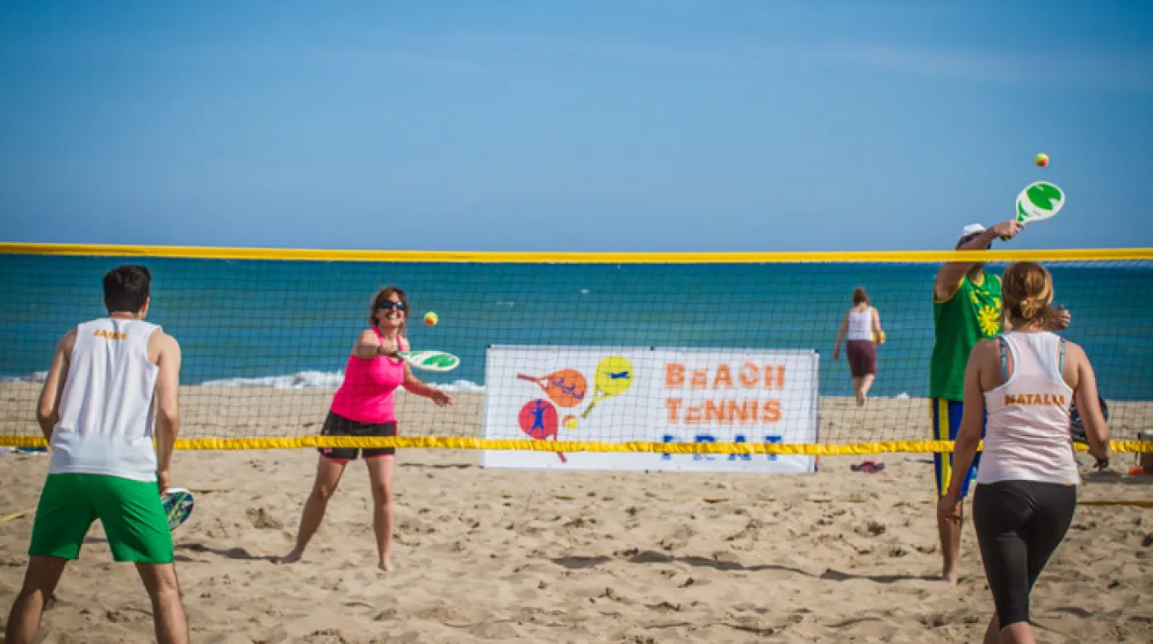 Activitat de tennis a la sorra de la platja.Veure més