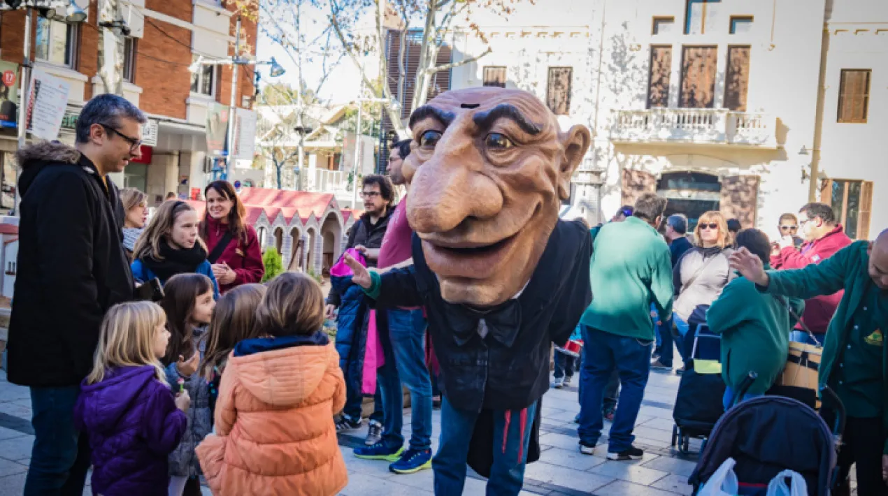 L'Home dels Nassos estava for&ccedil;a atrotinat despr&eacute;s de tants anys de deixar-se veure el darrer dia de l'any. Aquest any, l'Home dels Nassos ha viatjat fins a Navarra perqu&egrave;&nbsp;li facin un vestit nou i li facin uns retocs facials. Per aix&ograve;, aquest &eacute;s un any especial i l'Home dels Nassos convidar&agrave; als petits i grans que l'esperin a la pl. de la Vila, a fer festa, cantar i ballar amb la m&uacute;sica en directe de TAGERBAND. L'Home dels Nassos ens visitar&agrave; pels carrers de la ciutat amb l'acompanyament musical de&nbsp;gralles i tambors de totes les entitats del Nus i m&uacute;sics de les AMPAS's. &nbsp; - 9:30 h sortida passacarrers des de la pla&ccedil;a de Xavier Ruiz Mill&aacute;n amb els seg&uuml;ent recorregut: pla&ccedil;a de Xavier Ruiz Mill&aacute;n &ndash; carrer de l&rsquo;Arquitecte Moragas &ndash; carrer Pened&egrave;s &ndash; (Resid&egrave;ncia d&rsquo;Avis Pened&egrave;s) - avinguda Verge Montserrat &ndash; carrer de Ram&oacute;n Llull - (Mercat del Remolar) &ndash; carrer de Rosa Ribas i Parellada - avinguda Del Doctor Gallart i Mon&eacute;s &ndash; pla&ccedil;a Catalunya &ndash; pla&ccedil;a de Mestre Estalella &ndash; (C&egrave;ntric) - carrer Lleida &ndash; pla&ccedil;a Blanes &ndash; (Mercat Pla&ccedil;a Blanes) - carrer de Catalunya &ndash; carrer de Coronel Santfeliu - pla&ccedil;a Pau Casals &ndash; avinguda Verge Montserrat &ndash; carrer de Frederic Soler - (Resid&egrave;ncia d&rsquo;Avis La Torreta) &ndash; carrer Ferran Puig &ndash; pla&ccedil;a de la Vila &ndash; (Mercat i Ajuntament). - 12 h arribada pla&ccedil;a de la Vila &nbsp;Veure m&eacute;s