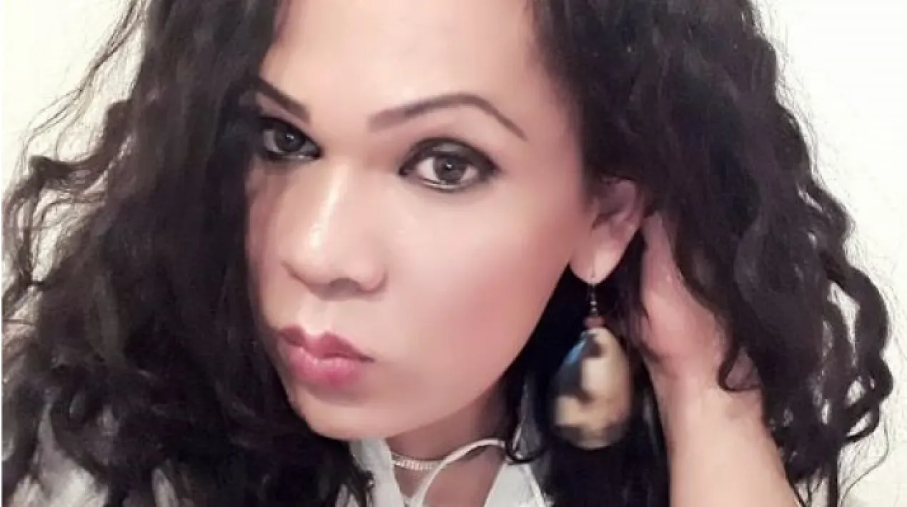 Originaria de El Salvador i exiliada a Suissa, la Karla Avelar lluita des de molt jove per defensar els drets de la població LGBTI+ i, especialment els de les dones trans. Va néixer l’any 1978 en una família pobre i profundament catòlica. En l’entorn familiar va patir abusos i violència, també sexual i amb 9 anys es va veure  obligada a marxar de casa seva. Va viure uns anys al carrer, exposada a múltiples violències i a finals dels anys 90 va ser empresonada durant 4 anys, per haver ferit un home que l’havia atacat.  La seva condició de portadora de VIH es va veure agreujada pels abusos que va patir a mans de 