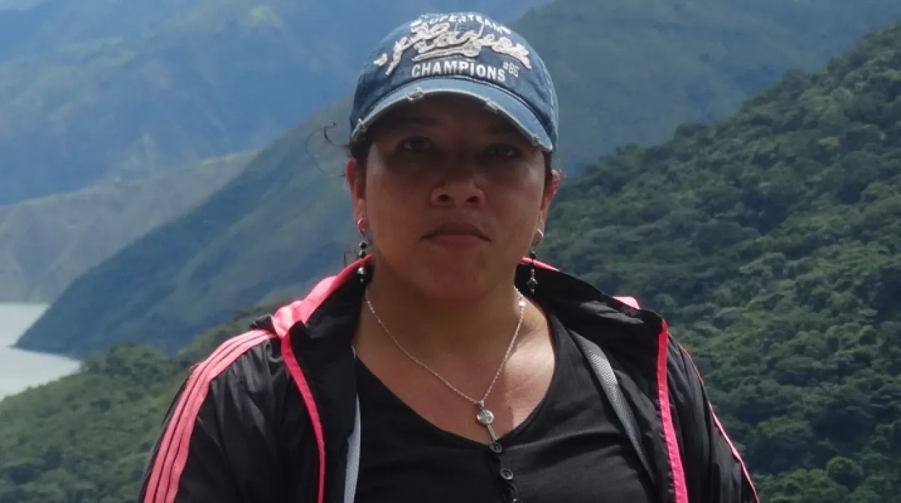 Viu al nord d’Antioquia, al municipi de Toledo, on treballa d’agricultura i barequera, a la zona del Cañón del Cauca. Tenía una vida tranquil·la fins que van començar la construcció de la central hidroelèctrica d’Hidroituango. La seva comunitat va començar a ser desplaçada forçosament, es quedaven sense cases ni cultius i el megraprojecte començava a provocar inundacions, greus danys al territori i als seus habitants i va ser llavors quan Milena va començar a organitzar-se amb la seva comunitat i a convertir-se en una defensora de  la terra i el riu. Des de 2013 forma part del Moviment Rios Vivos, moviment social i ambiental que lluita per la defensa del aigua, la vida i els territoris, i d’altres organitzacions com l’Organización de Mujeres Defensoras del Agua y de la Vida (Amaru i d’altres. L’any 2019 va haver de sortir del país per denunciar el crim ambiental de la hidroeléctrica Hidroituango i les vulneracions als drets humans i ambientals que aquest projecte ha portat a la regió.   “El projecte ha passat per sobre dels drets de les comunitats i de persones víctimes d’un conflicte armat que s’han vist revictimitzades i discriminades  per Hidroituango”Veure més