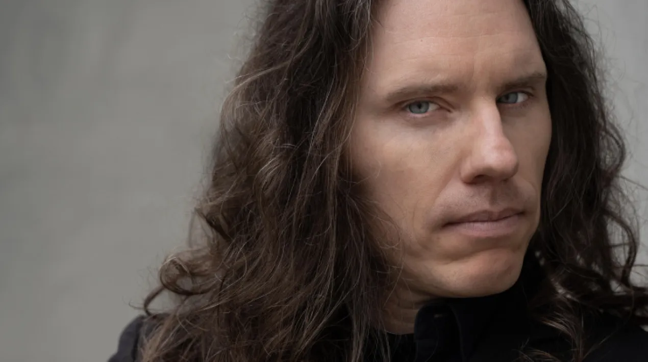 El metall extrem ha complert quaranta anys d'existència. Un gènere que semblava destinat a agradar només als fans més radicals del metall ha demostrat tenir una capacitat de supervivència major que la de molts altres estils musicals més longeus. En la seva xerrada, Salva Rubio repassarà la peculiar història d'aquest estil per a tractar d'entendre aquest fenomen. Salva Rubio és un dels majors experts sobre el tema i autor d'un llibre indispensable pels amants d'aquest gènere, 