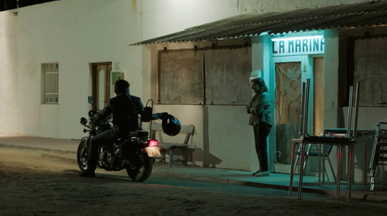 Cinema Lliure a la platja del Prat. Espanya 2020 Dir.: David Martín de los Santos109’ Idioma: castellàSubtítols: anglèsCURT previ a MALLORCA: Tu rastro en el mar   SINOPSI Dues dones espanyoles de generacions diferents coincideixen a l’habitació d’un hospital a Bèlgica. La María (Petra Martínez) hi viu des de fa dècades després d’emigrar a la seva joventut, i la Verónica (Anna Castillo) és una jove nouvinguda a la cerca de les oportunitats que mai a trobar a Espanya. Entre elles es forja una peculiar amistat que portarà la Maria a emprendre un viatge de tornada al sud d’Espanya amb una missió insòlita.    Veure més