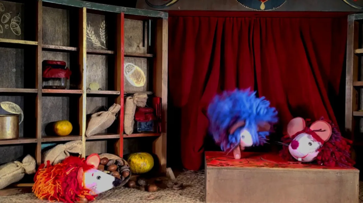 Cada tardor els ratolins acaben de recollir tot el que els cal per passar l&rsquo;hivern. Recullen grans de blat i civada, palla i aglans&hellip; Per&ograve; el ratol&iacute; Frederic recull el ritme de les gotes de la pluja, pesca paraules i altres meravelles per poder passar un hivern sense gana, ni set, ni cap buit a dins del cor! Sin&oacute; ben ple d&rsquo;aquella escalfor que donen el teatre, els contes, la poesia i la m&uacute;sica&hellip; Un cop a dins del cau en Frederic muntar&agrave; tot un teatr&iacute; per fer passar una bona estona a tots els ratolins i ratolines. Activitat familiar adre&ccedil;ada a nens i nenes de 18 mesos a 5 anys, amb un&nbsp;adult&nbsp;actiu, participatiu&nbsp;i amb ganes de compartir una estona m&agrave;gica amb el nad&oacute;. &nbsp; C&egrave;ntric, espai segur Tots els aforaments estan dissenyats per respectar les dist&agrave;ncies de seguretat. Durant l&rsquo;activitat, &eacute;s obligatori l&rsquo;&uacute;s de la mascareta. Cal rentar-se les mans. Disposem de gel desinfectant. Cal mantenir la dist&agrave;ncia de seguretat. &nbsp; Activitat gratu&iuml;ta amb inscripci&oacute;&nbsp;pr&egrave;via nom&eacute;s en l&iacute;nia, a&nbsp;online.elprat.cat No saps com fer la inscripci&oacute; pr&egrave;via en l&iacute;nia? Nosaltres t&rsquo;ajudem! &middot; per correu electr&ograve;nic a b.prat.am@elprat.cat &middot; trucant al 93&nbsp;370&nbsp;51 52Veure m&eacute;s