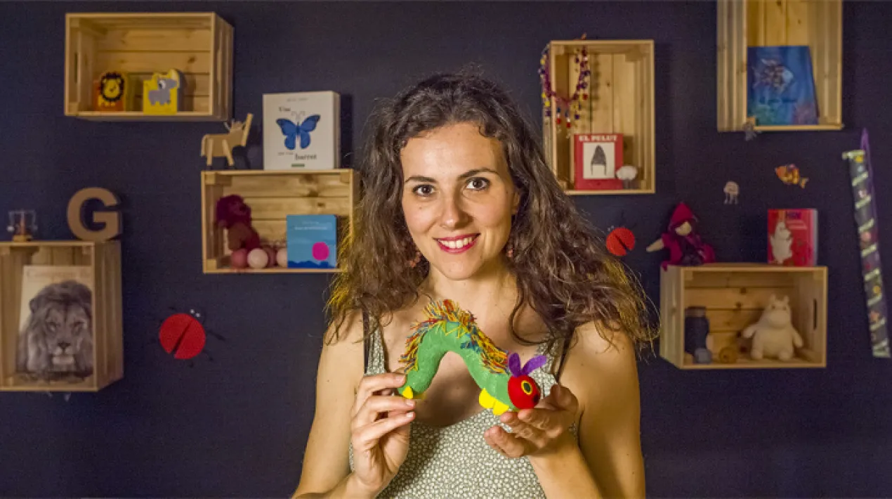 Hist&ograve;ries de diverses parts del nostre pa&iacute;s: llegendes del Pirineu, el Prepirineu, el Montsi&agrave;&hellip; Contes d&rsquo;ahir i d&rsquo;avui, contes de casa nostra, de la terra, perqu&egrave; no es perdin les tradicions i seguim fruint de les nostres arrels. Espectacle per a p&uacute;blic familiar a partir de 3 anys.Veure m&eacute;s