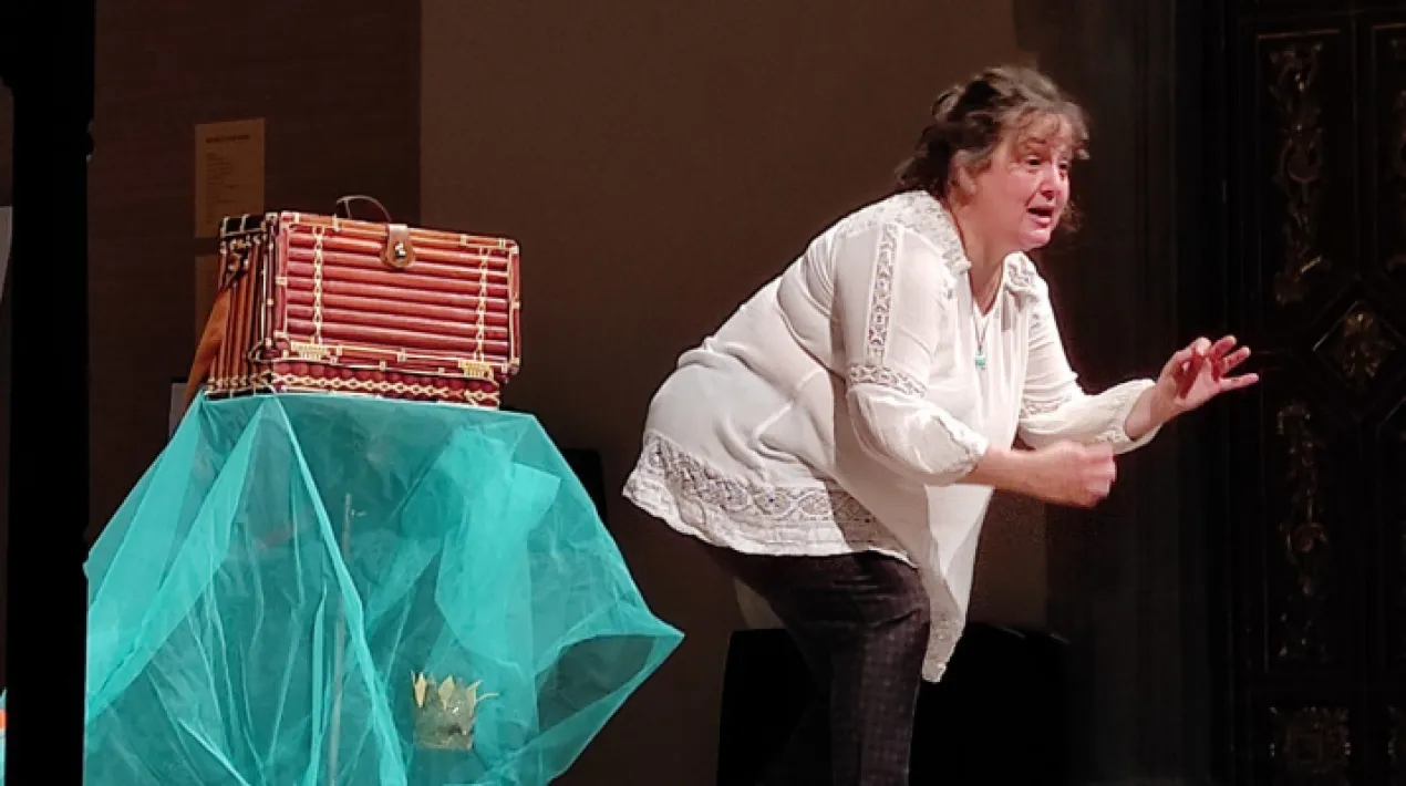 Pollets i gallines esvaloten el galliner, entren i surten, canten i juguen a fer el tafaner. Contes per escoltar, cantar i contar. Activitat familiar adre&ccedil;ada a nens i nenes de 12&nbsp;a 42 mesos, amb un&nbsp;adult&nbsp;actiu, participatiu&nbsp;i amb ganes de compartir una estona m&agrave;gica amb el nad&oacute;.Veure m&eacute;s