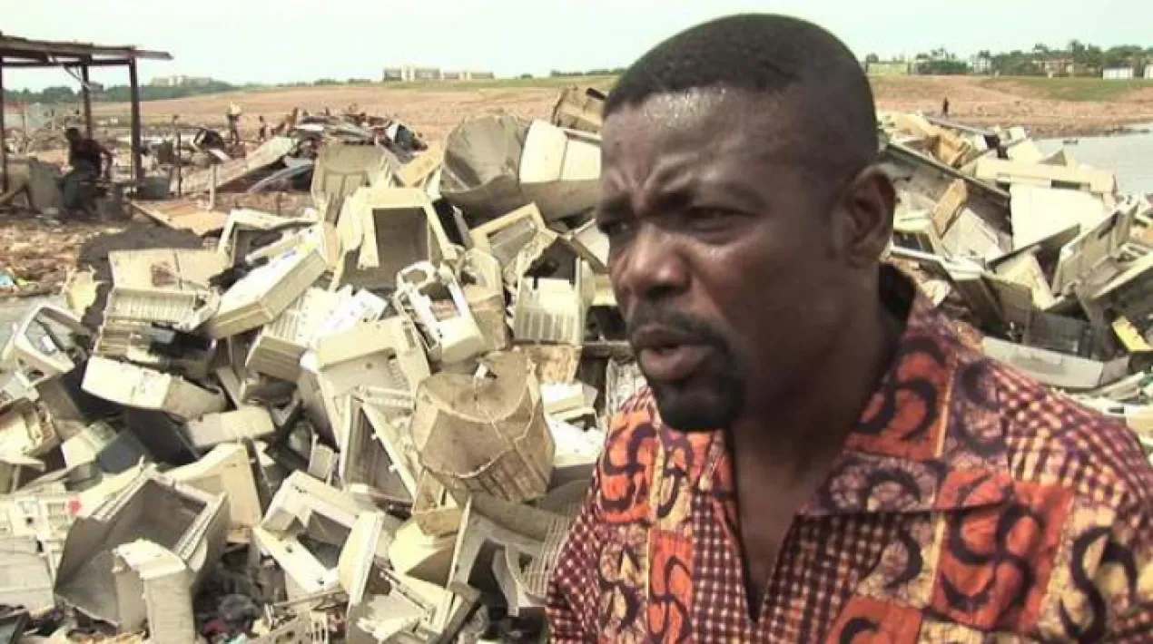 En el marc del projecte Ciutats Defensores dels Drets Humans visita la nostra ciutat l'activista Mike Anane, denunciant  l'exportació il·legal de residus electrònics a Ghana i les greus conseqüències mediambientals. Per contextualitzar la xerrada podeu veure a internet el documental 