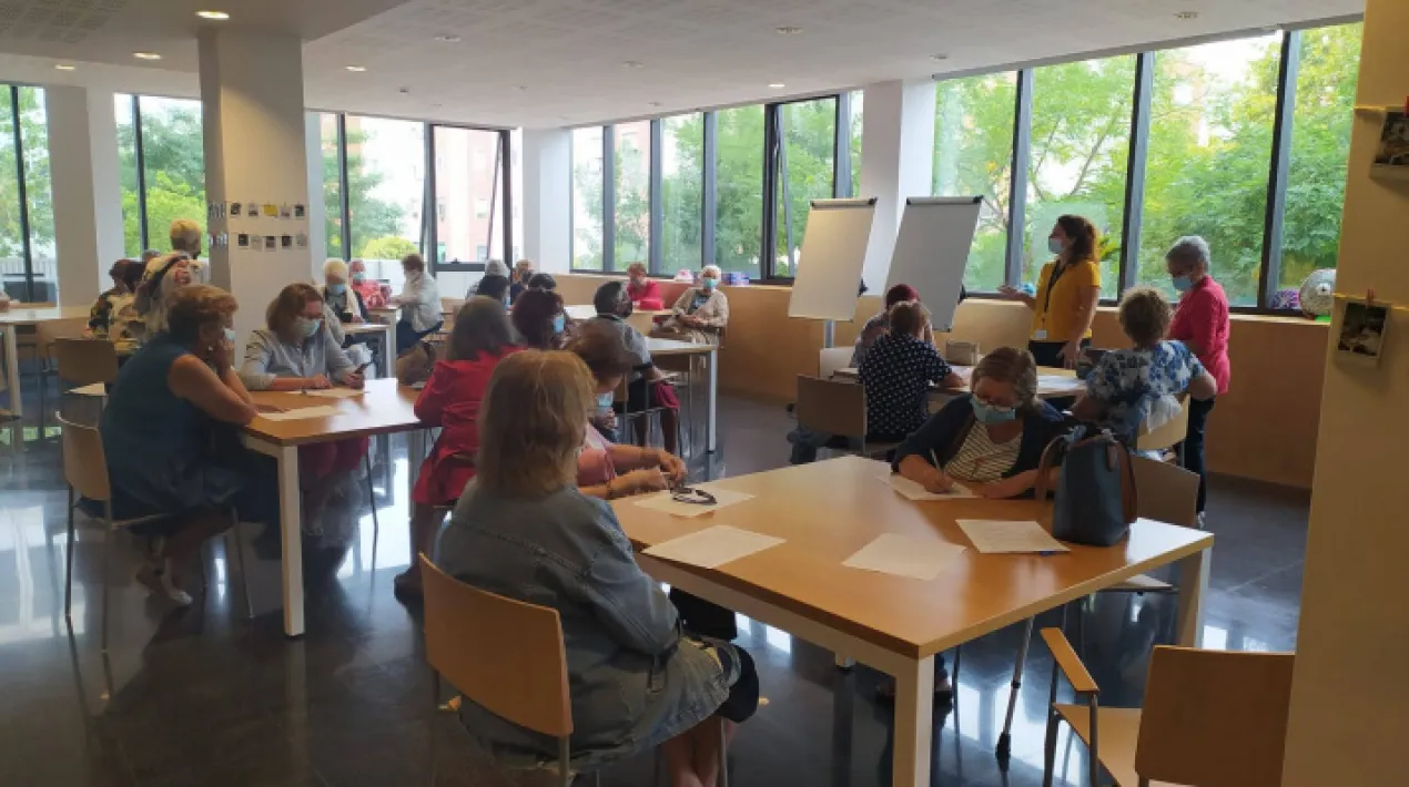 Aquesta tarda de diumenge ens reunim per a parlar de diversos temes d'actualitat en petits grups de debat.  Vine a donar la teva opinió i a passar una bona estona! Veure més