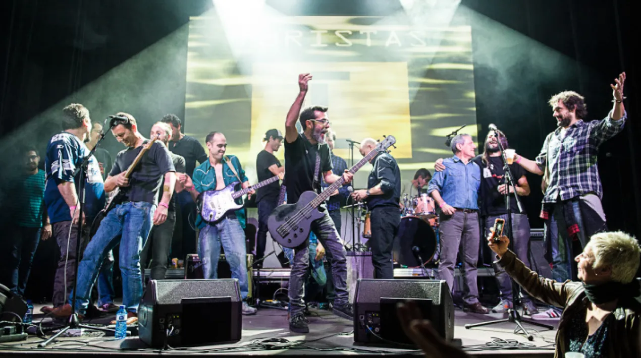 Despr&eacute;s de mesos de treball, el&nbsp;proper 11&nbsp;de desembre s&rsquo;estrena la nova Guia Sonora Del Prat. A partir d'aquest dia la podreu trobar al web de La Capsa amb un nou disseny inspirat en la imatge de fitxes d'arxivador, on podreu interactuar i accedir a materials sonors, gr&agrave;fics o audiovisuals de les bandes de la ciutat. Prenent el relleu de l'&uacute;ltima versi&oacute; del 2014 i amb forces renovades, la Guia Sonora del Prat esdev&eacute; una eina de consulta i descoberta interactiva de les bandes que han format part de la mem&ograve;ria musical de la ciutat i tamb&eacute; de grups i solistes actuals. La Guia Sonora &eacute;s un arxiu viu de la ciutat i a partir d'ara, ens posarem a treballar perqu&egrave; estigui en constant creixement, augmentant gradualment el nombre de grups i solistes de&nbsp;la hist&ograve;ria&nbsp;de la ciutat i dels que vindran en un futur. Per a l&rsquo;estrena, gaudirem d'una nit molt especial a la Sala que comptar&agrave; amb alguns dels grups que composen aquesta publicaci&oacute;: Extra,&nbsp;la m&iacute;tica banda pratenca dels&nbsp;80 (que es reuneix expressament per aquesta ocasi&oacute;),els&nbsp;Almendras&nbsp;Blues&nbsp;Band,&nbsp;amb la poderosa veu de la M&ograve;nica Escrig, i Zerme&ntilde;o,&nbsp;la banda de Heavy Rock amb lletres ir&ograve;niques que torna als escenaris despr&eacute;s d'estar uns anys aturats. La nit acabar&agrave; de la millor manera&nbsp;possible&nbsp;amb un dels&nbsp;DJs&nbsp;referents del Prat,&nbsp;V&iacute;ctor&nbsp;Campos, 