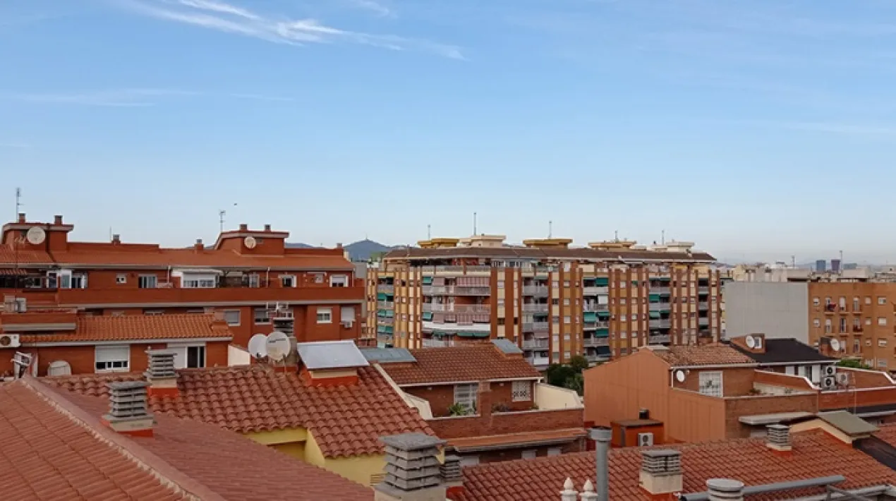  L’Ajuntament del Prat de Llobregat ha reforçat enguany els ajuts per al pagament de l’Impost de Béns Immobles (IBI),adreçats a diferents col·lectius de persones amb dificultats econòmiques. Entre elles, es troben les persones en atur de llarga durada i les de famílies monomarentals o pensionistes amb escassos ingressos. Concretament, enguany s’atorguen ajuts a 249 persones, per un valor total de 32.042 €. L’import econòmic destinat als ajuts per al pagament de l’IBI  s’han incrementat d’un 47% i el nombre de persones beneficiàries, un 34% des de 2019, en un context de prepandèmia. Aquests ajuts cobreixen fins al 50% de la quota de l’IBI per a béns immobles de naturalesa urbana i es van posar en marxa l’any 2015, després de l’impacte que havia tingut prèviament l’esclat de la crisi econòmica entre les rendes familiars. Des d’aleshores, el seu nombre de sol·licitants i beneficiaris i la dotació econòmica corresponent ha seguit una tendència continuada a l’alça, que contribueixen a explicar diversos factors: el major grau de coneixement dels ajuts entre la ciutadania, l’augment de necessitats socials en el context de la crisi i de la pandèmia de la covid, etc. Entre 2015 i 2021, el nombre de beneficiaris dels ajuts s’ha triplicat, passant de 82 a 249, i la seva dotació econòmica ha passat de 9.525 euros a 32.042 euros (+236%). En el context de la pandèmia, ha continuat aquesta tendència a l’alça, que ja es registrava prèviament. Els requisits per optar a aquests ajuts estan relacionats amb criteris de renda i socioeconòmics fixats en funció del salari mínim interprofessional i el nombre de membres de la llar. Les persones beneficiàries també han de complir alguna de les situacions descrites anteriorment (atur de llarga durada, durant 540 dies o més; pensionistes o famílies monomarentals),estar empadronades al Prat i constar com a contribuents de l’IBI per a l’any en què se sol·licita l’ajut en relació al seu habitatge de residència habitual. Enguany, de les 318 sol·licituds presentades, s’han concedit el 78% (249). La resta s’han desestimat en no complir els requisits de la convocatòria. Reforçar els ajuts per pagar l’IBI, una de les mesures de l’estratègia per a la recuperació del Prat front a l’impacte de la pandèmia El reforç d’aquests ajuts és una de les mesures previstes per l’estratègia “Ara més que mai, el Prat” per impulsar la recuperació de la ciutat i  dels seus veïns i veïnes front a l’impacte socioeconòmic de la pandèmia. Entre els seus principals eixos d’actuació, estan promoure una ciutat cohesionada i que cuida, amb mesures per combatre la pobresa i garantir la igualtat en matèria de salut, educació o cultura; i fomentar una ciutat pròspera i activa, donant suport al teixit comercial i productiu. L’estratègia va ser impulsada l’estiu de 2020 per l’Ajuntament, d’acord amb els principals agents socials, econòmics i polítics de la ciutat. L’Ajuntament ampliarà enguany en 8 milions el pressupost global destinat al seu desplegament, que s’afegeixen als 6 mobilitzats l’any passat.Veure més