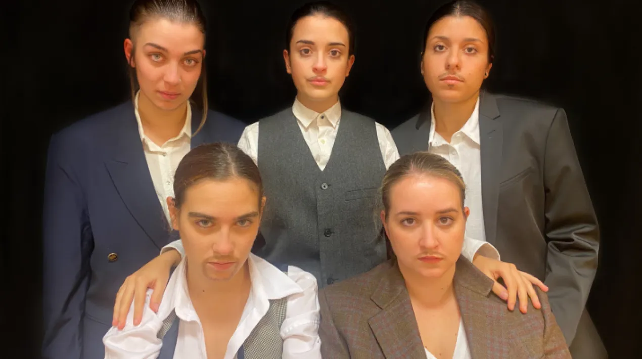 Hombres La Noria Teatre En to irònic, àcid i directe, l'espectador veurà desfilar per l'escenari 4 dones que, després d'haver recordat alguns passatges cèlebres de personatges llibertins, disseccionen sense gens de pudor, el tema de les relacions amb els homes en el nostre món actual i posteriorment s'endisen en la seva pell per parlar-nos de l'ímpetu sexual de la joventut, els problemes de la solteria, els avatars de la vida conjugal i la degradació de l'edat madura.  L'obra està interpretada per Silvia Guerrero, Mireia Gonzáles, Ana Pcheco i Alba Martínez, sota la direcció d'Aytor Castro i Rubén Iglesias. Espectacle en castellàVeure més