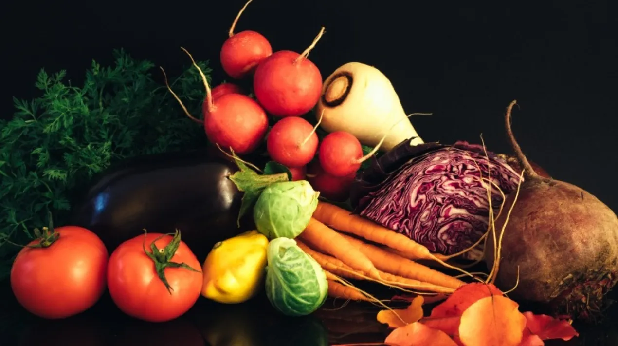Segur que heu sentit a parlar sobre els productes que són més saludables a l’hora de cuinar, però, sabríeu dir-nos quins són els productes de temporada actualment? Aquells que si anéssim avui mateix a l’hort i els collíssim podríem fer un plat d’aquells que mai voldries acabar-te? 'De l’hort el plat' és un projecte impulsat pel departament de Salut, en què l'alumnat de 4t d'algunes escoles del Prat aprenen a la cuina de la Palmira sobre la importància d’una alimentació variada i saludable, de les rutines d'higiene, i de la sostenibilitat. Aquest mes de novembre, el projecte torna a la Palmira per compartir tot això també amb les famílies! El pròxim dijous, 4 de novembre descobrirem quins són aquests productes i farem una recepta d’allò més saludable: tartaletes de fruita! Si us agrada cuinar i voleu passar una bona estona en família, afanyeu-vos i inscriviu-vos-hi! Activitat per a famílies amb infants de 5 a 11 anys. Places limitades. Aquesta activitat es farà presencialment.  Cal inscripció prèvia de l'adult i de l'infant. Veniu a la Tarda en família a la Palmira! Ens trobem els dijous de 17:30 a 18:30 h per passar una bona estona amb els i les més petites de la casa. Podreu compartir experiències, fer treballs manuals, debatre temes que ens puguin interessar, jugar... Tenim un munt de propostes i volem sentir les vostres per poder construir aquestes tardes entre totes!Veure més