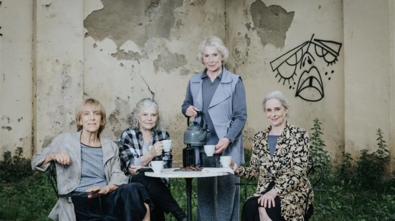 I només jo vaig escapar-ne Text de Caryl Churchill. Dirigida per Magda Puyo La Sally, la Vi i la Lena fan petar la xerrada assegudes al jardí mentre prenen el te. La senyora Jarrett ve del carrer i s’afegeix a la reunió. Totes quatre han fet o ratllen la setantena. Enraonen fins que senyora Jarret pren la paraula i els parla d’uns fets apocalíptics. El patró de conversa es repeteix i es repeteix fins desembocar en les confessions més íntimes i les pors de cadascuna. La directora Magda Puyo s’endinsa en l’univers de Caryl Churchill, una de les veus més experimentals de la dramatúrgia anglesa, amb aquesta peça estrenada l’any 2016 al Royal Court de Londres. Una visió de com la catàstrofe pot entrar –o no– en les nostres bombolles socials, avui més viva que mai i interpretada per quatre grans actrius de casa nostra.Veure més