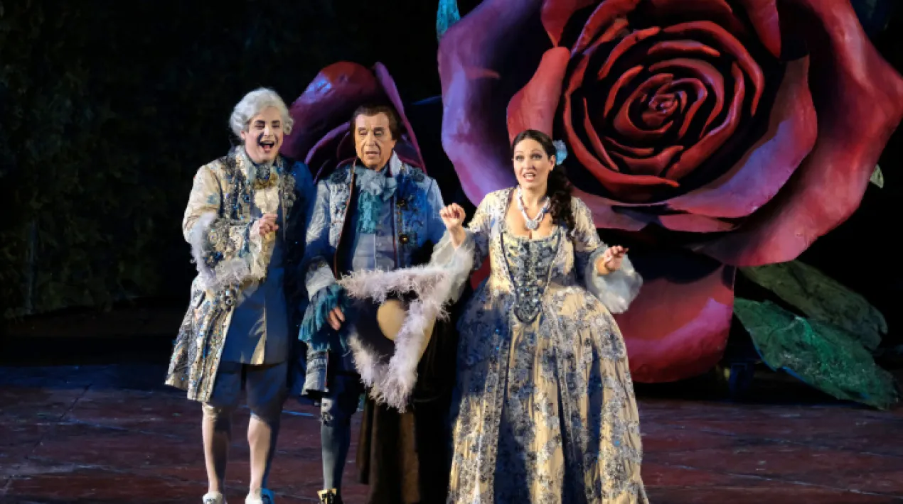 Considerada una de les obres cabdals de l&rsquo;anomenada &ograve;pera buffa, &ldquo;El barber de Sevilla&rdquo; &eacute;s sens dubte el t&iacute;tol m&eacute;s populars del compositor itali&agrave; &nbsp;Gioachino&nbsp; Rossini. Aquest muntatge, enregistrat l&rsquo;any 2018 a l&rsquo;Arena di Verona, compta amb el fam&oacute;s director d'orquestra Daniel&nbsp;Oren, qui per primera vegada dirigeix l'obra mestra de Rossini en aquest amfiteatre rom&agrave;. La producci&oacute; es beneficia, a m&eacute;s, de l&rsquo;afegit de de veure per primera vegada junts els grans Leo Nucci&nbsp;i&nbsp;Ferruccio Furlanetto, dues llegendes de l'&ograve;pera, que donen vida als papers de Figaro i Basilio respectivament. En aquesta producci&oacute; del director d&rsquo;escena Hugo d'Ana, l&rsquo;Arena di Verona es converteix en un enorme&nbsp;jard&iacute;&nbsp;de l'amor, un laberint roses gegants; un lloc ideal per a les intrigues de&nbsp;Rosina, del&nbsp;Conte&nbsp;d&rsquo;Almaviva&nbsp;i del&nbsp;factotum&nbsp;Figaro. Una ambientaci&oacute; acurada enriquida per la divertida coreografia de&nbsp;Leda&nbsp;Lojodice. Projecci&oacute; d'aquesta &ograve;pera enregistrada el&nbsp;2018 a l'Arena di Verona. Podeu consultar tota la informaci&oacute; del cicle&nbsp;Viu l'&ograve;pera&nbsp;aqu&iacute;. &nbsp; **Totes les activitats estan subjectes a la normativa vigent, sent susceptibles de ser modificades o cancel&middot;lades pel seu compliment. &nbsp; &nbsp;Veure m&eacute;s