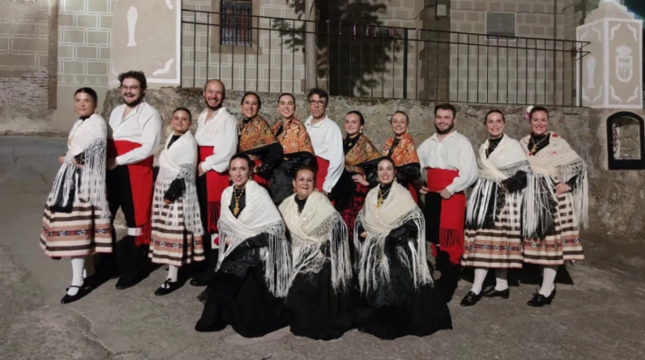 Un any més el Centro Extremeño Ruta de la Plata celebra el seu aniversari. 25 anys d'entitat i el mateix entusiasme del primer dia. Per celebrar-ho, comparitrán escenari amb uns quants amics. Coros y Danzas de la Asociación Cultural Extremeña San Isidro Labrador de Cornellà, Casa de Andalucia del Prat, Esbart Dansaire Vilanova del Camí i molt especialment, des d'Extremadura el grup de Coros y Danzas Sopetran de Almoharín (Cáceres).Veure més