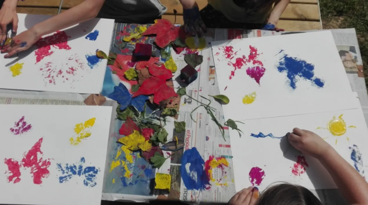 Us proposem una activitat que combina la creativitat i l'observació de la natura. Decorarem un recipient reutilitzat, observarrem el nostre voltant i farem un recull de tresors naturals. Es contemplaran totes les mesures preventives necessàries per al desenvolupament d'aquesta activitat donada la situació de pandèmia sanitària de la COVID19. La capacitat de l'aforament de l'activitat s'establirà segons les restriccions vigents en el moment de fer l'activitat.  La Jugatecambiental ofereix un munt de propostes per gaudir en família per aprendre moltes coses sobre els parcs metropolitans, la natura i el medi ambient, mentre juguem i fem activitats. Hi trobarem un punt d'informació del parc i el seu entorn i un espai de joc lliure.  ACTIVITAT GRATUÏTAVeure més