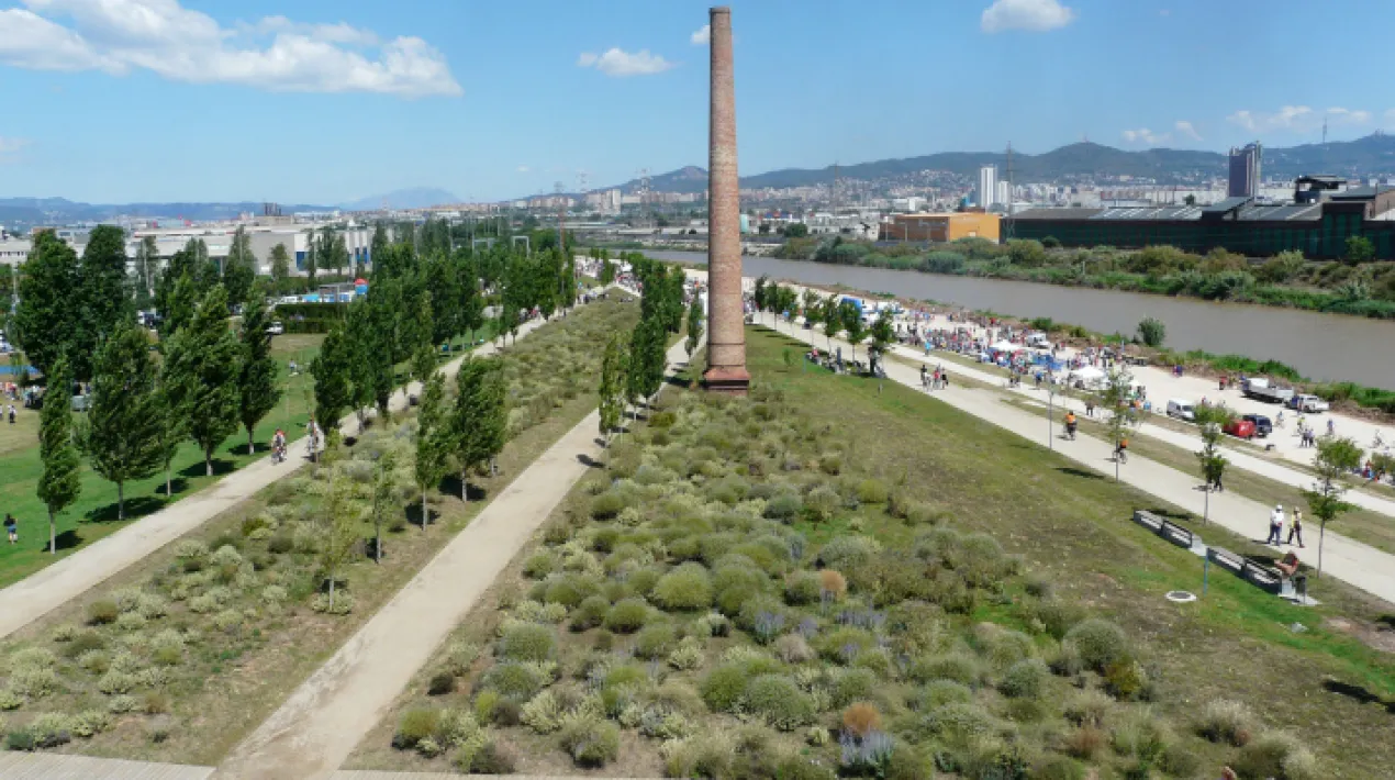 Activitat de descoberta de la vegetació, la fauna i els valors ambientals que presenten els parcs metropolitant en entorns urbans. Es contemplaran totes les mesures preventives necessàries per al desenvolupament d'aquesta activitat donada la situació de pandèmia sanitària de la COVID19. La capacitat de l'aforament de l'activitat s'establirà segons les restriccions vigents en el moment de fer l'activitat.  La Jugatecambiental ofereix un munt de propostes per gaudir en família per aprendre moltes coses sobre els parcs metropolitans, la natura i el medi ambient, mentre juguem i fem activitats. Hi trobarem un punt d'informació del parc i el seu entorn i un espai de joc lliure. Activitats tots els  diumenges del 19 de setembre al 28 de novembre de 2021 al parc Nou i al parc del Riu. ACTIVITAT GRATUÏTAVeure més