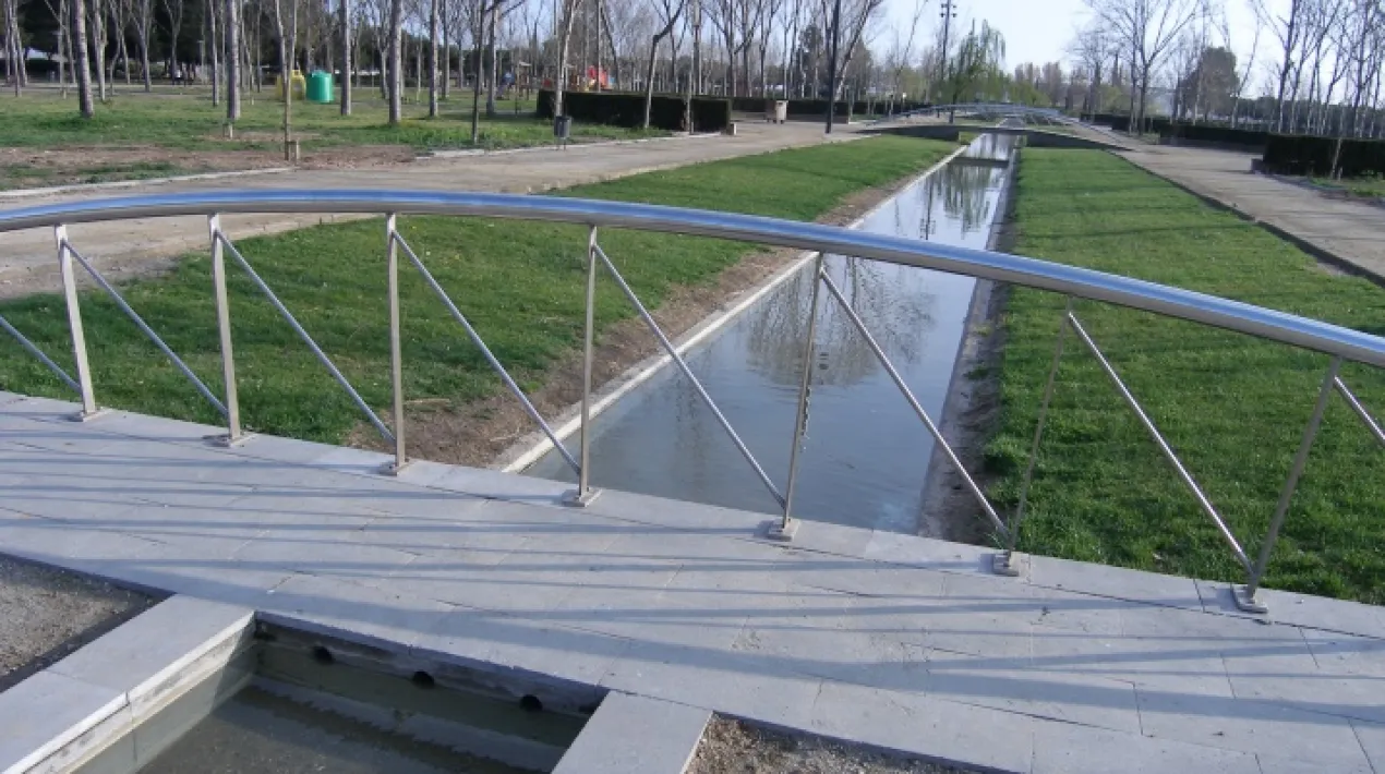 Farem un recorregut pel parc fent fotografies  amb els telèfons mòbils que faran referencia a elements emblemàtics del medi natural de l’entorn de la jugateca.  Els participants hauran d'aconseguir les fotos de les temàtiques proposades. La Jugatecambiental ofereix un munt de propostes per gaudir en família per aprendre moltes coses sobre els parcs metropolitans, la natura i el medi ambient, mentre juguem i fem activitats. Hi trobarem un punt d'informació del parc i el seu entorn i un espai de joc lliure.  Es contemplaran totes les mesures preventives necessàries per al desenvolupament d'aquesta activitat donada la situació de pandèmia sanitària de la COVID19. La capacitat de l'aforament de l'activitat s'establirà segons les restriccions vigents en el moment de fer l'activitat. Veure més