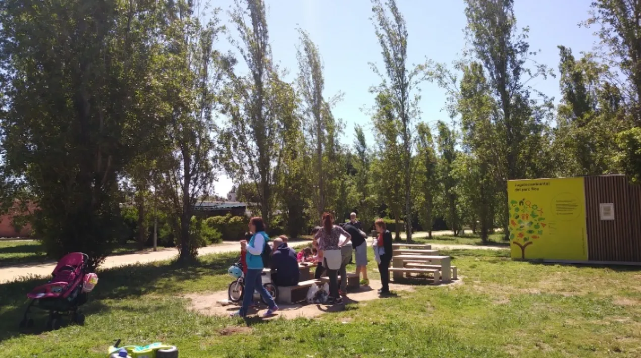 Es tracta d&rsquo;una gimcana d&rsquo;orientaci&oacute; a l&rsquo;entorn del parc mitjan&ccedil;ant l&rsquo;&uacute;s de les noves tecnologies, concretament l&rsquo;&uacute;s de GPS de muntanya. L&rsquo;idea principal es trobar els punts marcats amb les diferents coordenades GPS que ens portaran a descobrir llocs&nbsp; interessants dels parc aix&iacute; com els elements naturals m&eacute;s caracter&iacute;stics.&nbsp; &nbsp; Es contemplaran totes les mesures preventives necess&agrave;ries per al desenvolupament d'aquesta activitat donada la situaci&oacute; de pand&egrave;mia sanit&agrave;ria de la COVID19. La capacitat de l'aforament de l'activitat s'establir&agrave; segons les restriccions vigents en el moment de fer l'activitat.&nbsp; La Jugatecambiental ofereix un munt de propostes per gaudir en fam&iacute;lia per aprendre moltes coses sobre els parcs metropolitans, la natura i el medi ambient, mentre juguem i fem activitats. Hi trobarem un punt d'informaci&oacute; del parc i el seu entorn i un espai de joc lliure.Veure m&eacute;s