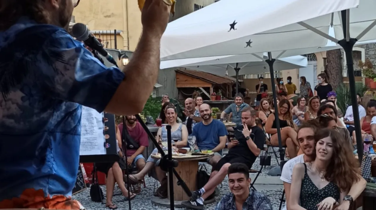 Ets actriu? Humorista? Ballarina? Mag? O simplement t'agrada l'escenari i vols mostrar el teu art? Aquesta és la teva oportunitat!. Teatre Kaddish i Mucha Masia uneixen les seves forces per oferir un micro obert aquest mes d'octubre. Per participar-hi com artista, cal enviar un correu a teatrekaddish@gmail.com amb el nom, contacte i què voldràs fer.Veure més