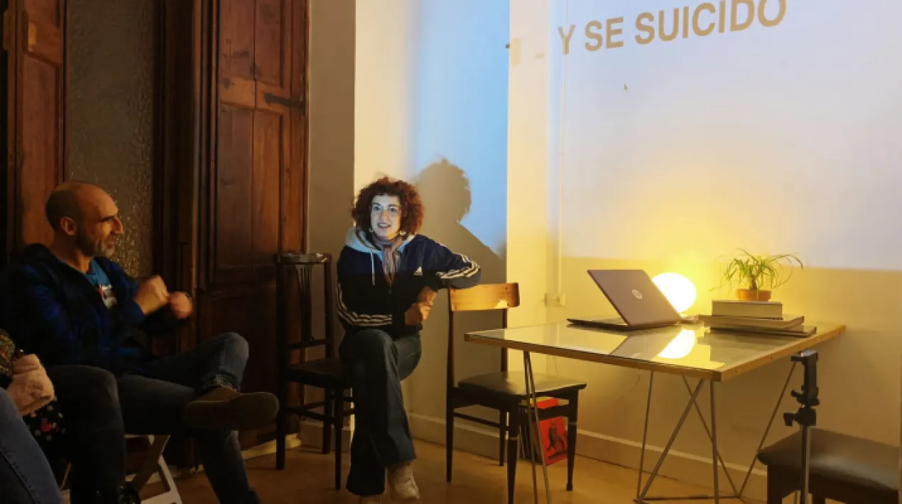 La L&iacute;a P&eacute;rez Cruz &eacute;s&nbsp;&nbsp;Directora de teatre i actriu, t&eacute; com a font d'&nbsp;inspiraci&oacute; les avantguardes. Utilitza&nbsp;el pseud&ograve;nim Carla Palacios per&nbsp;desenvolupar la seva basant d'artista visual.&nbsp; Hablar&aacute;n de nosotras &eacute;s la seva primera dramat&uacute;rgia. &ldquo;MILAGROS llega al piso. Es de noche. Viste con un jersey de cuello negro y unos tejanos oscuros. Extra&ntilde;ada, oye Libre de Nino Bravo. Se da cuenta que por la ma&ntilde;ana antes de salir al entierro de su madre, y al estar seleccionando la canci&oacute;n para la misa, se ha dejado la m&uacute;sica reproduci&eacute;ndose. Deja el bolso. Mira el ordenador. Efectivamente, s&iacute;, ha sido eso. Algo la lleva a escucharla como por primera vez. Sube la m&uacute;sica. Se siente identificada. Se descalza. Tararea la canci&oacute;n. Canta incrementando gradualmente su &iacute;mpetu. Por fin, hoy es libre. Ella vive su euforia. Aislada, cerca del proscenio, una &uacute;nica&nbsp;luz&nbsp;cenital blanca. No puede evitar verla. No la deja en paz. En ella, MILAGROS ve a su madre.&rdquo;&nbsp; Sola i davant de la pantalla. Milagros &eacute;s traductora. Una labor fascinant i un amagatall molt ben preparat. &Eacute;sser sense apar&egrave;ixer. Escriure sense deixar rastre. On va apar&egrave;ixer la mort de la seva pr&ograve;pia identitat? Tradueix el poemari d'Inge M&uuml;ller. Poeta, dramaturga i narradora alemanya que, despr&eacute;s de suicidar-se a la RDA comunista, &eacute;s esaborrada de la hist&ograve;ria. Oblidada fins i tot pel seu propi marit, Heiner M&uuml;ller, representant del teatre alemany del segle XXI. Una nit de dos vides, dos dones utilitzades com a material de construcci&oacute;, dues creadores sense petjada ni her&egrave;ncia escrita i un sol verb APAR&Egrave;IXER. &nbsp; &nbsp; &nbsp;Veure m&eacute;s