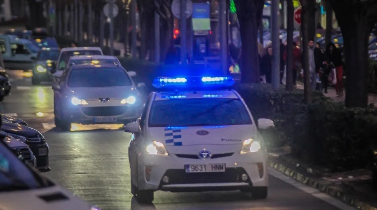  Al Prat de Llobregat, es van registrar 26 delictes menys per cada mil habitants l’any 2020 que la mitjana dels 84 municipis examinats per la Diputació de Barcelona. La Diputació analitza aquestes dades de seguretat ciutadana en el marc dels Centres de comparació intermunicipal, amb què realitza estudis per tal de mesurar els resultats de la gestió de l’administració pública en diferents àmbits i aportar eines per millorar la seva eficiència. Segons les dades de la Diputació, al Prat es van produir 25 delictes per cada 1.000 habitants durant el 2020, front als 51 del conjunt de municipis analitzats. Cal tenir en compte que aquestes dades de seguretat fan referència únicament al nucli urbà del Prat i no inclouen els delictes que es produeixen en infraestructures com l’aeroport o el centre comercial Splau (molt allunyat del casc urbà i limítrof amb Cornellà). Les dades de seguretat d’aquests dos emplaçaments no afecten la ciutadania del Prat, sinó a persones que provenen d’altres municipis o països. En el context de la pandèmia sanitària, el nivell de delictes mitjà de les 84 localitats de la mostra va baixar 8,7 punts entre 2019 i 2020, una baixada més accentuada en el cas del Prat, on va ser de 30 punts. Les dades dels Centres de comparació intermunicipal, que analitzen una sèrie històrica que va del 2008 al 2020, també indiquen que el darrer any es va produir un  canvi de tendència respecte als tres anteriors (2017-2019),en què el nivell de delictes al Prat s’havia situat en nivells similars o superiors a la mitjana.  Més inversió de policia per habitant A més, l’estudi mostra que al Prat es van destinar 123 euros de despesa pública per habitant en policia l’any 2020, 23,2 punts més que la mitjana dels municipis examinats (99,80). Aquest nivell de despesa pública al Prat s’ha mantingut permanentment per sobre de la mitjana de municipis estudiats des de l’any 2008. Si posem en relació la despesa pública en policia amb el nombre d’efectius del municipi, també observem que l’import destinat per agent anualment és superior a la mitjana de municipis examinats (72.207 euros al Prat i 57.851 euros de mitjana l’any 2020). Pel que fa a la ràtio de policia per habitant, és equiparable a la dels altres 83 municipis de la mostra. Un nivell d’accidentalitat similar, però amb conseqüències menys greus Les dades de la Diputació mostren que el nivell de denúncies de trànsit per cada 100 vehicles censats al municipi és lleugerament inferior al Prat (36,9) que la mitjana (39,4). També el nivell d’accidentalitat al Prat és similar al dels altres 83 municipis analitzats, però amb conseqüències menys greus. La ràtio d’accidents de trànsit amb víctimes (de diferent consideració) per cada 1.000 habitants va ser l’any 2020 d’1,8 al Prat, front a l’1,9 de la mitjana. Però, en analitzar la gravetat dels danys patits per les víctimes, es constata que aquesta és molt menor al Prat. Mentre que un 4,8% del total de víctimes d’accidents de trànsit del conjunt de municipis examinats van ser mortals o greus, en el cas del Prat aquest percentatge es va reduir al 0,85% el 2020. Pel que fa al nivell d’accidentalitat, el Prat també va millorar l’any 2020 respecte als anys anteriors, en què solia situar-se entre 0,5 i 1,5 punts per sobre de la mitjana de la mostra. També és significativament més baix al Prat l’índex de positius en els controls d’alcoholèmia realitzats. Al Prat, la taxa de positius de 2020 va ser del 2,2%, front al 10,2% de la mitjana. S’incorporen 11 agents en pràctiques a la policia local aquest estiu A principis d’aquest mes d’agost, s’han incorporat 11 agents més a la policial local, en període de pràctiques, que contribuiran a reforçar la seguretat ciutadana durant el període d’estiu. Aquests 11 agents van ser seleccionats en la convocatòria realitzada per l’Ajuntament a finals de l’any 2020. Posteriorment, com marca el procés habitual, s’han format a l’Escola de Policia de Catalunya i ara comencen el període de pràctiques, que, si superen amb èxit, els portarà a formar part de la plantilla de la policia pratenca en un any.Veure més