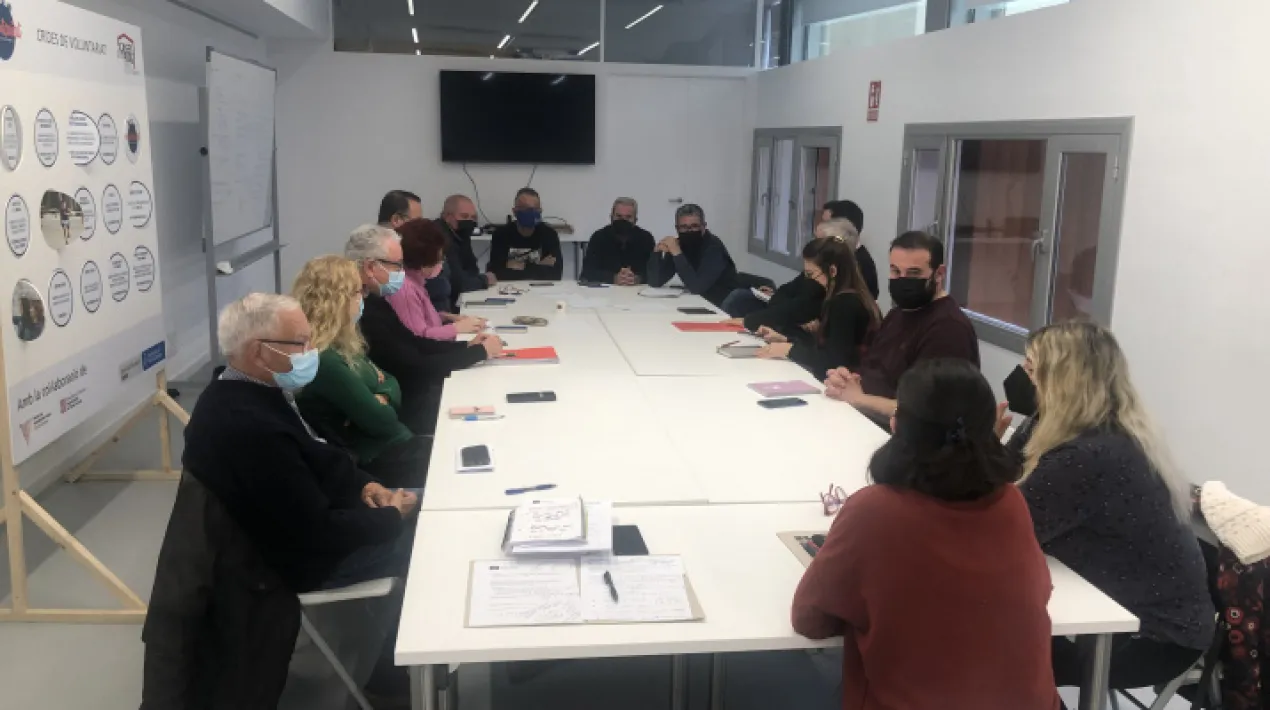  El passat dimecres 9 de març es va celebrar a les Cases d’en Puig, la primera trobada del Consell Municipal de la Gent Gran d’enguany. L’objectiu d’aquesta reunió era fer una revisió de les accions acordades en la reunió anterior i tractar les noves iniciatives que s’estan treballant. Els punts essencials de la trobada van ser la proposta d’obrir el Consell de la Gent Gran a la participació de noves entitats; la creació d’una comissió de treball per treballar temàtiques puntuals de gran interès per a la ciutadania (xarxa d’acollida que s’està posant en marxa) i per últim, es va tractar la  problemàtica sobre la mala atenció rebuda per la gent gran als bancs. Obertura del Consell El Consell Municipal va valorar com a punts essencials la necessitat d’incentivar a noves entitats de la ciutat a formar part del Consell i potenciar també el treball conjunt amb la resta de ciutadania pratenca. L’objectiu d’aquestes propostes és clar i pretén aconseguir promocionar la vida activa i l’autonomia de la gent gran, i alhora crear sinergies de treball amb altres grups d’interès. Comissió de treball Aquesta proposta està relacionada amb el punt anterior i pretén crear una petita comissió de treball del consell, per participar en la cocreació d’accions puntuals que sorgeixin a la ciutat. Un exemple és la xarxa d’acollida que s’està posant en marxa a la ciutat i que s’activarà en cas de ser necessari rebre a persones refugiades de la guerra d’Ucraïna. Entitats bancàries Per últim, es va tractar la necessitat de millorar l’atenció a la gent gran per part de les entitats bancàries. Una problemàtica recurrent des de l’inici de la pandèmia i que ha fet perdre autonomia a la gent gran a l’hora de fer gestions amb els seus diners. Les i els membres del Consell de la Gent Gran van mostrar una gran satisfacció per una moció, que es presentaria i s’aprovaria hores després al ple municipal, que pretén defensar la inclusió financera i bancària de la gent gran. Podeu consultar tots els projectes que s’estan duen a terme a la ciutat i que involucren a la nostra gent gran al següent enllaç. Podeu posar-vos-hi en contacte presencialment, adreçant-vos a l’equipament Cases d’en Puig, per telèfon (93 379 00 50, extensió 5593) o per correu electrònic: gentgran@elprat.catVeure més
